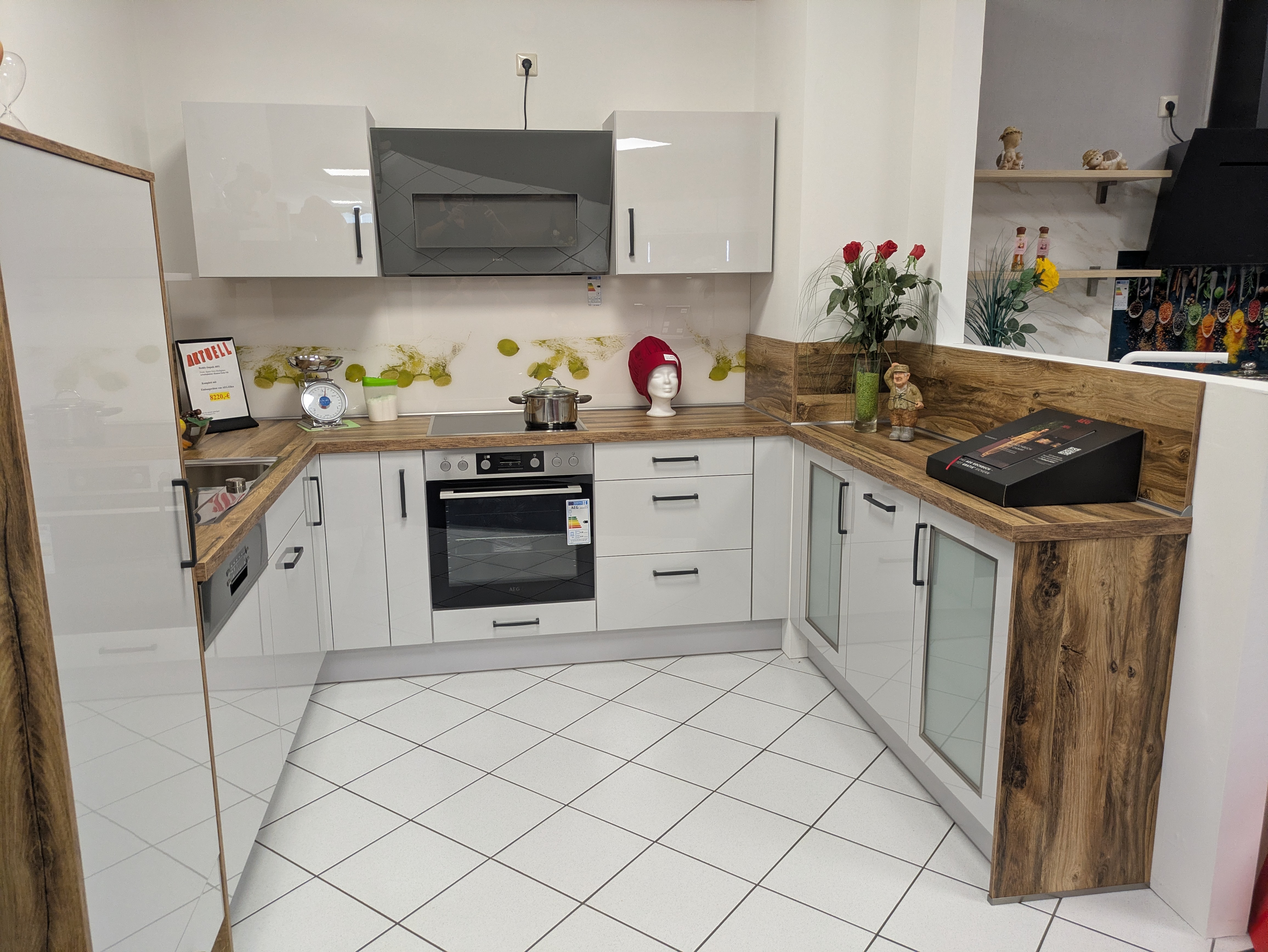 Schicke U-Küche, Space Grey Hochglanz und Glasrückwand mit Motiv