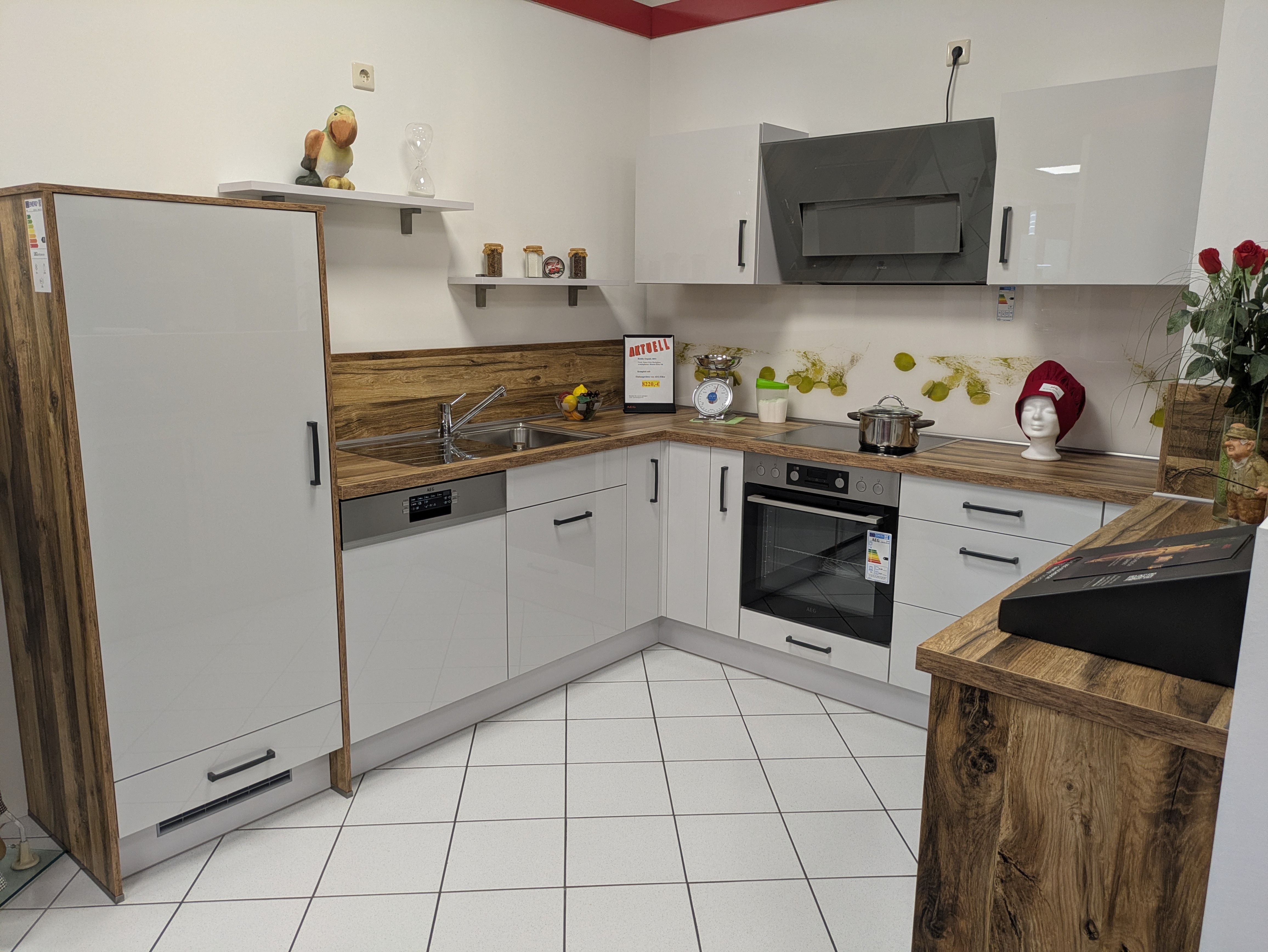 Schicke U-Küche, Space Grey Hochglanz und Glasrückwand mit Motiv