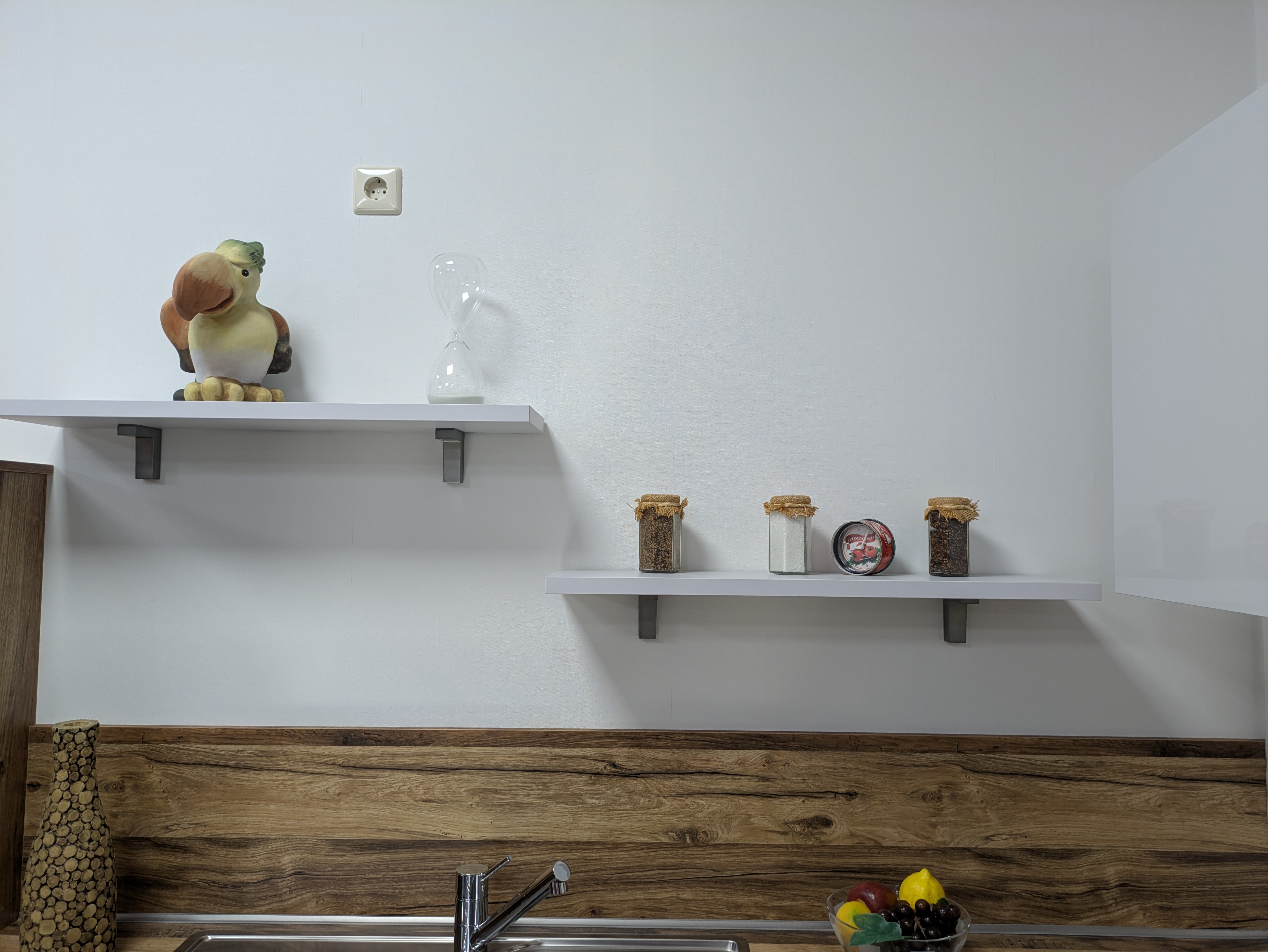 Schicke U-Küche, Space Grey Hochglanz und Glasrückwand mit Motiv