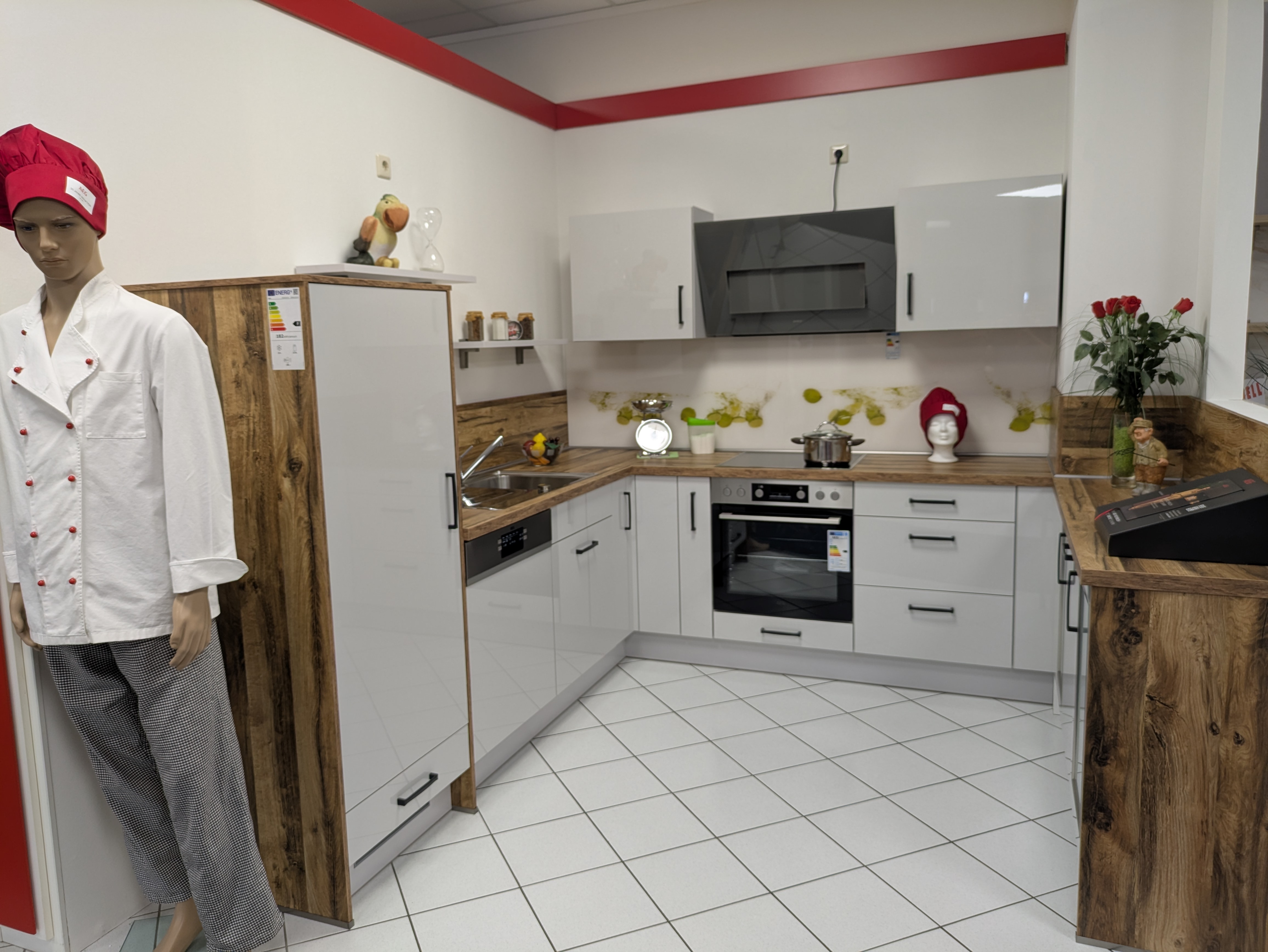 Schicke U-Küche, Space Grey Hochglanz und Glasrückwand mit Motiv