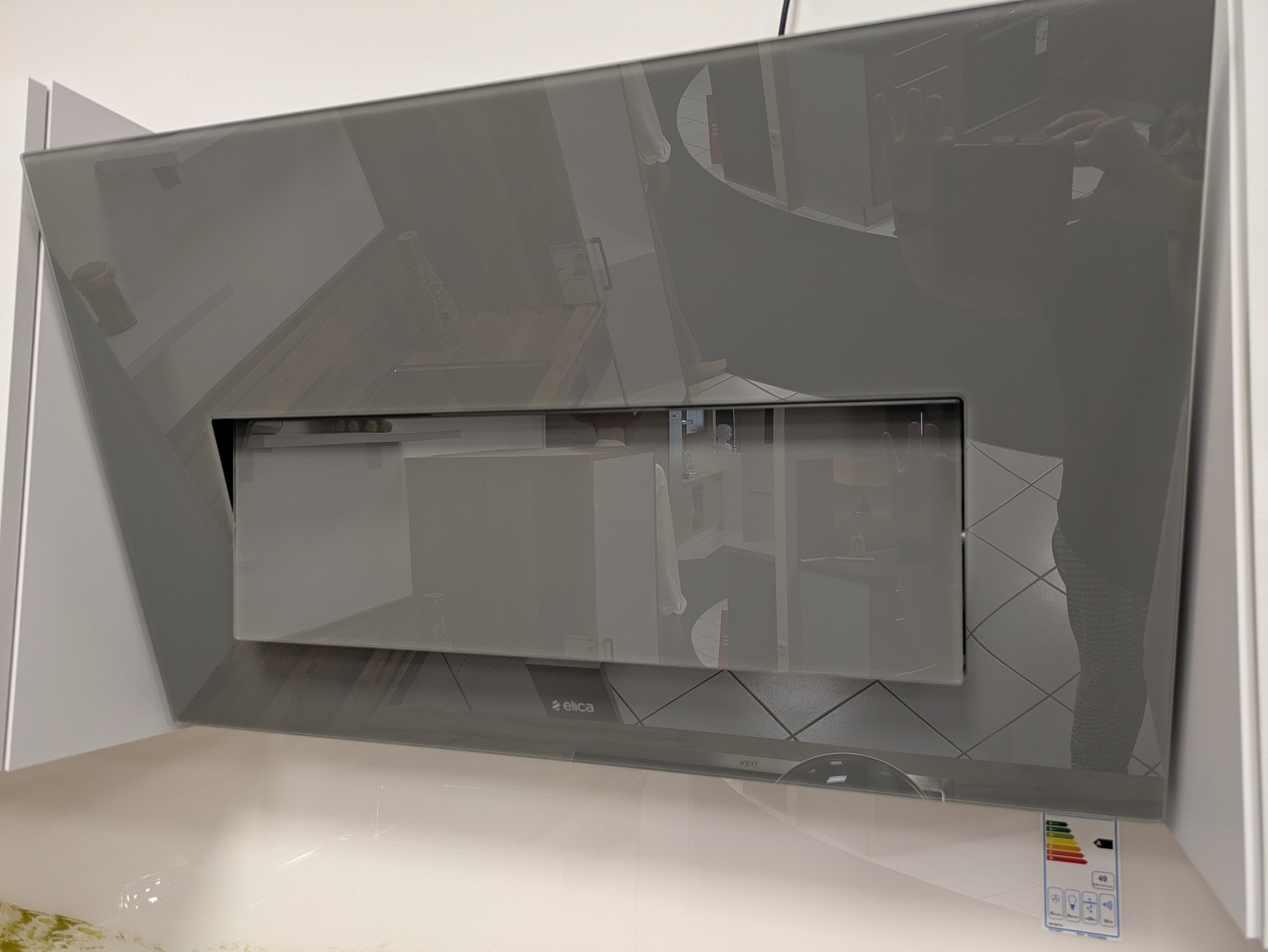 Schicke U-Küche, Space Grey Hochglanz und Glasrückwand mit Motiv
