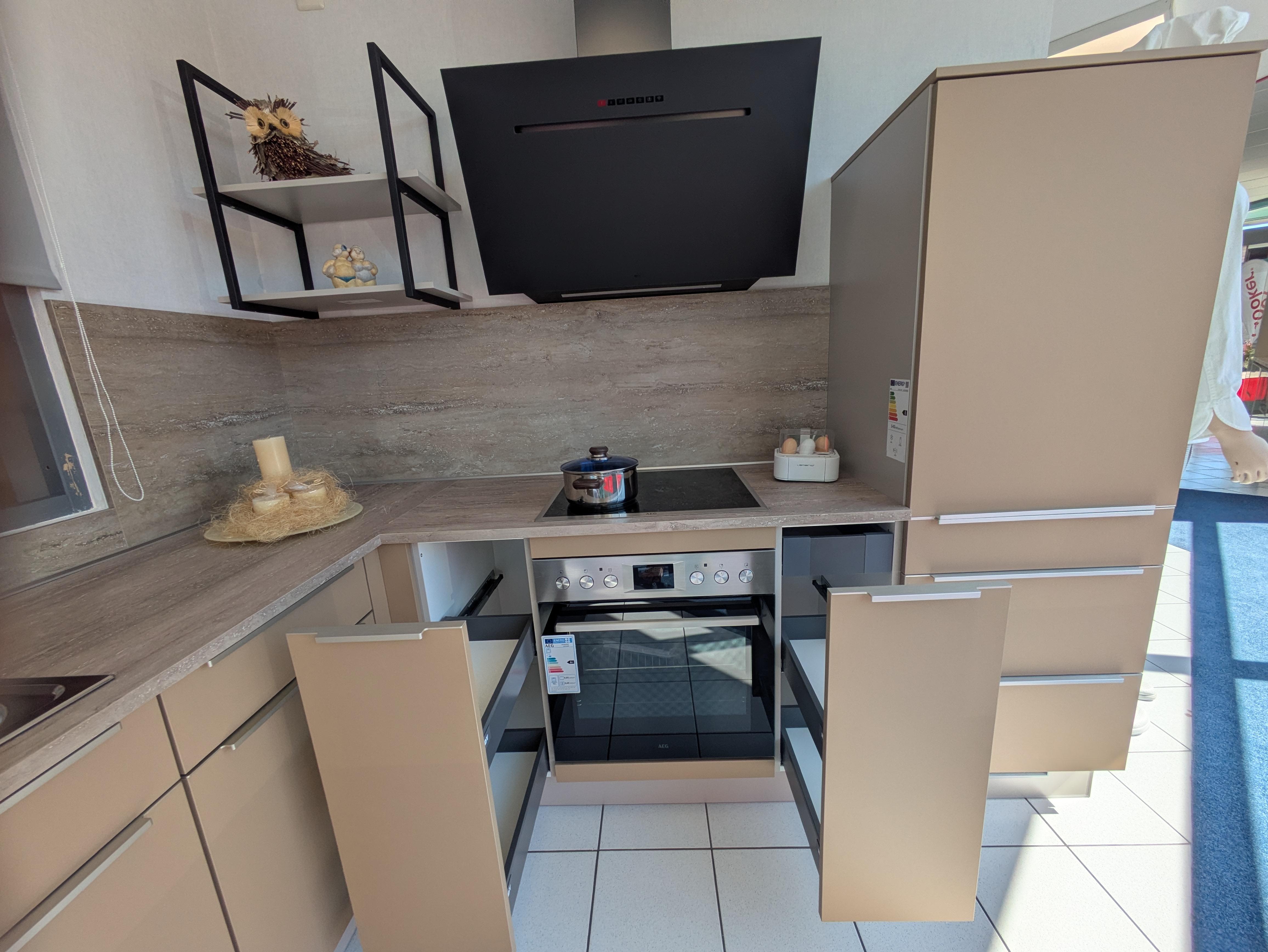 Moderne L-Küche in Caramel mit Griffleisten