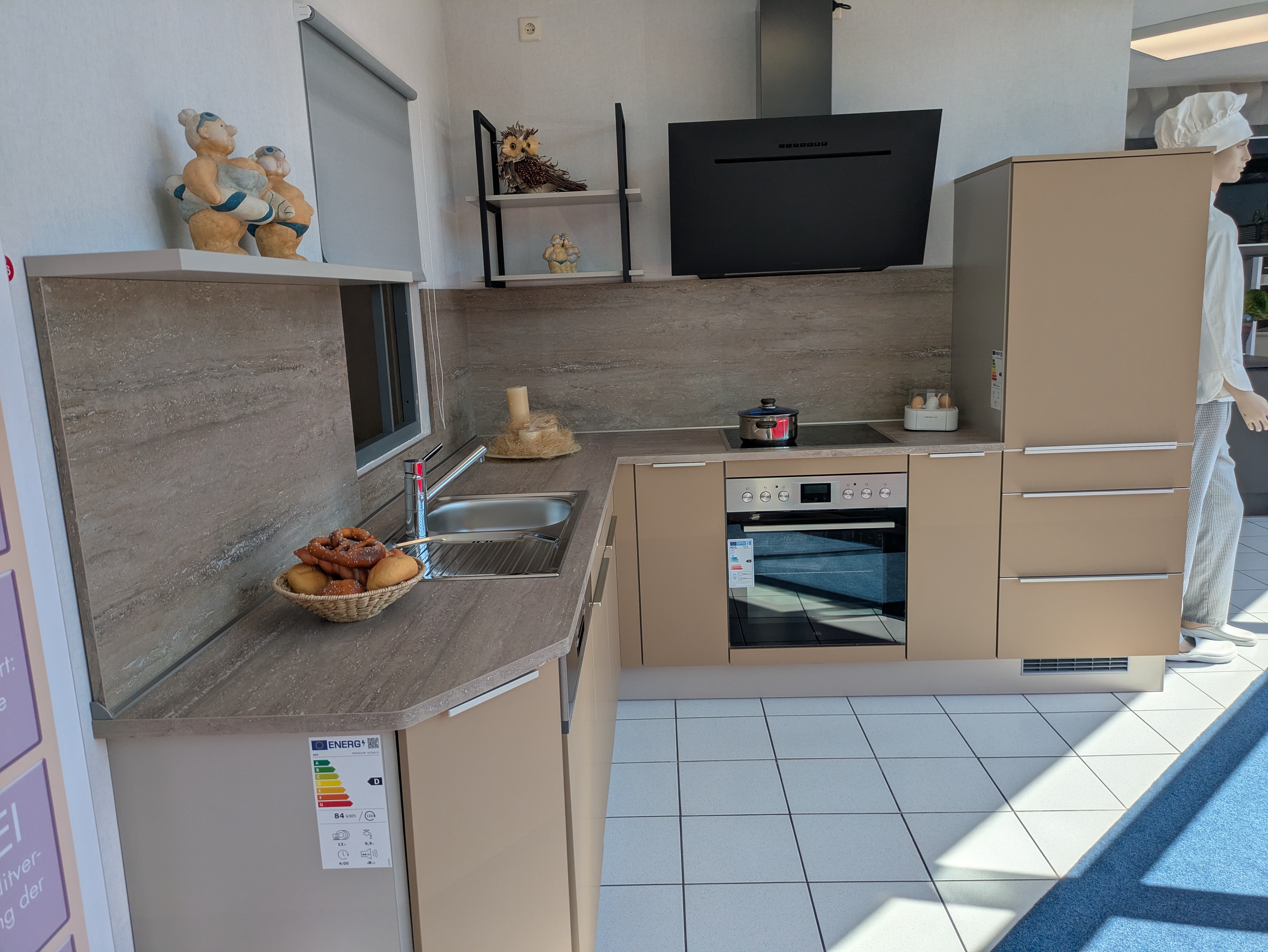 Moderne L-Küche in Caramel mit Griffleisten
