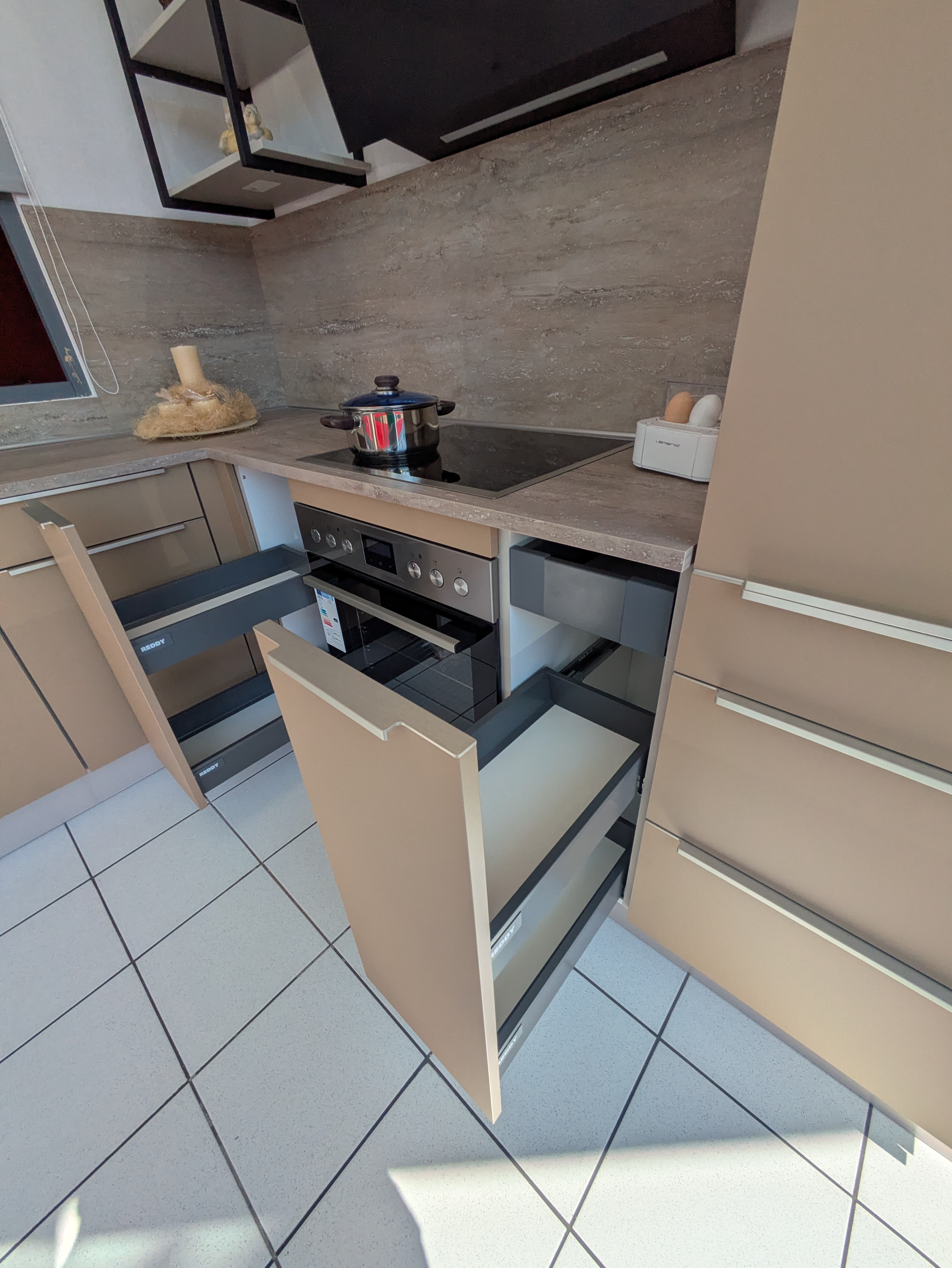 Moderne L-Küche in Caramel mit Griffleisten