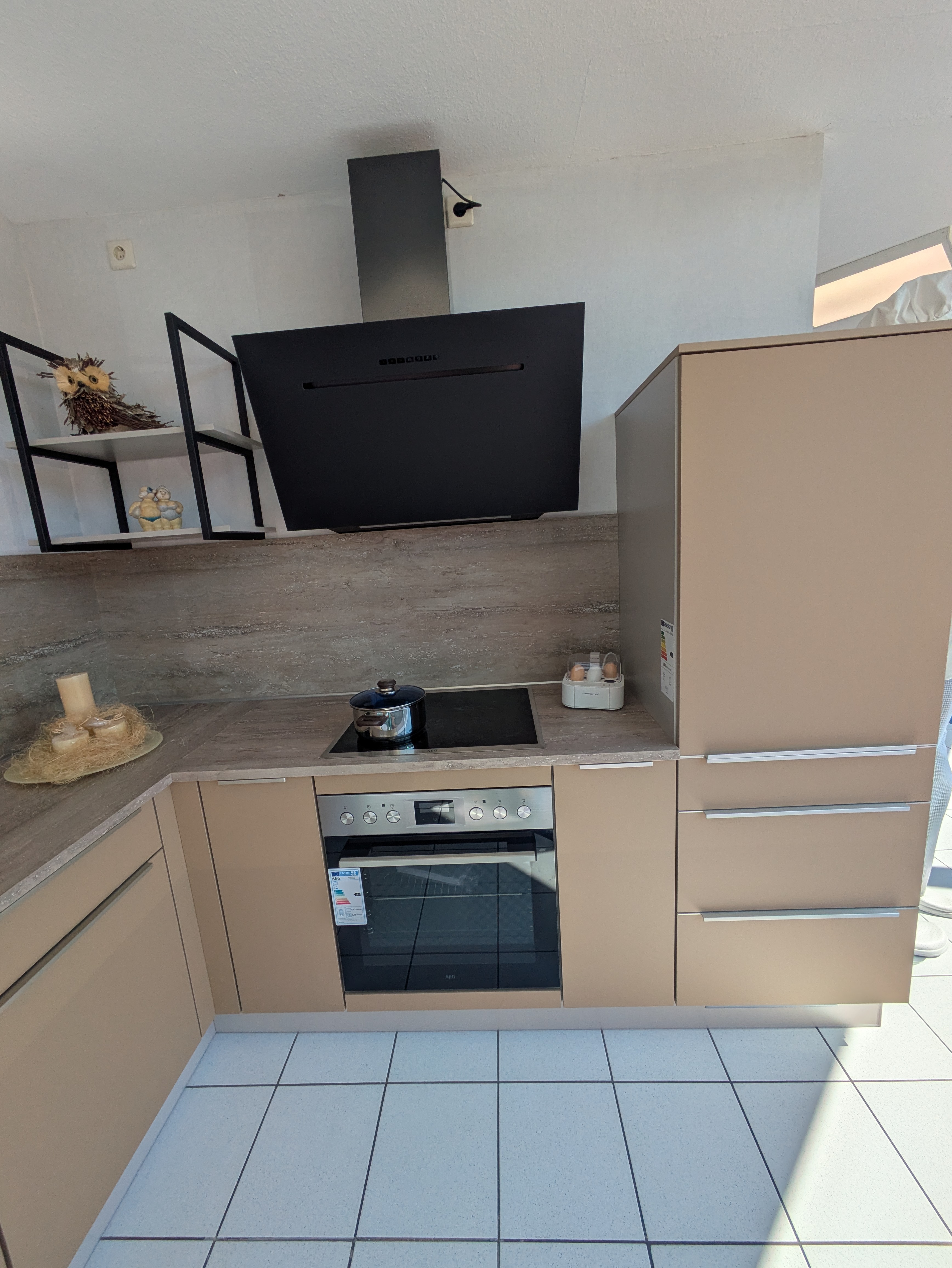 Moderne L-Küche in Caramel mit Griffleisten