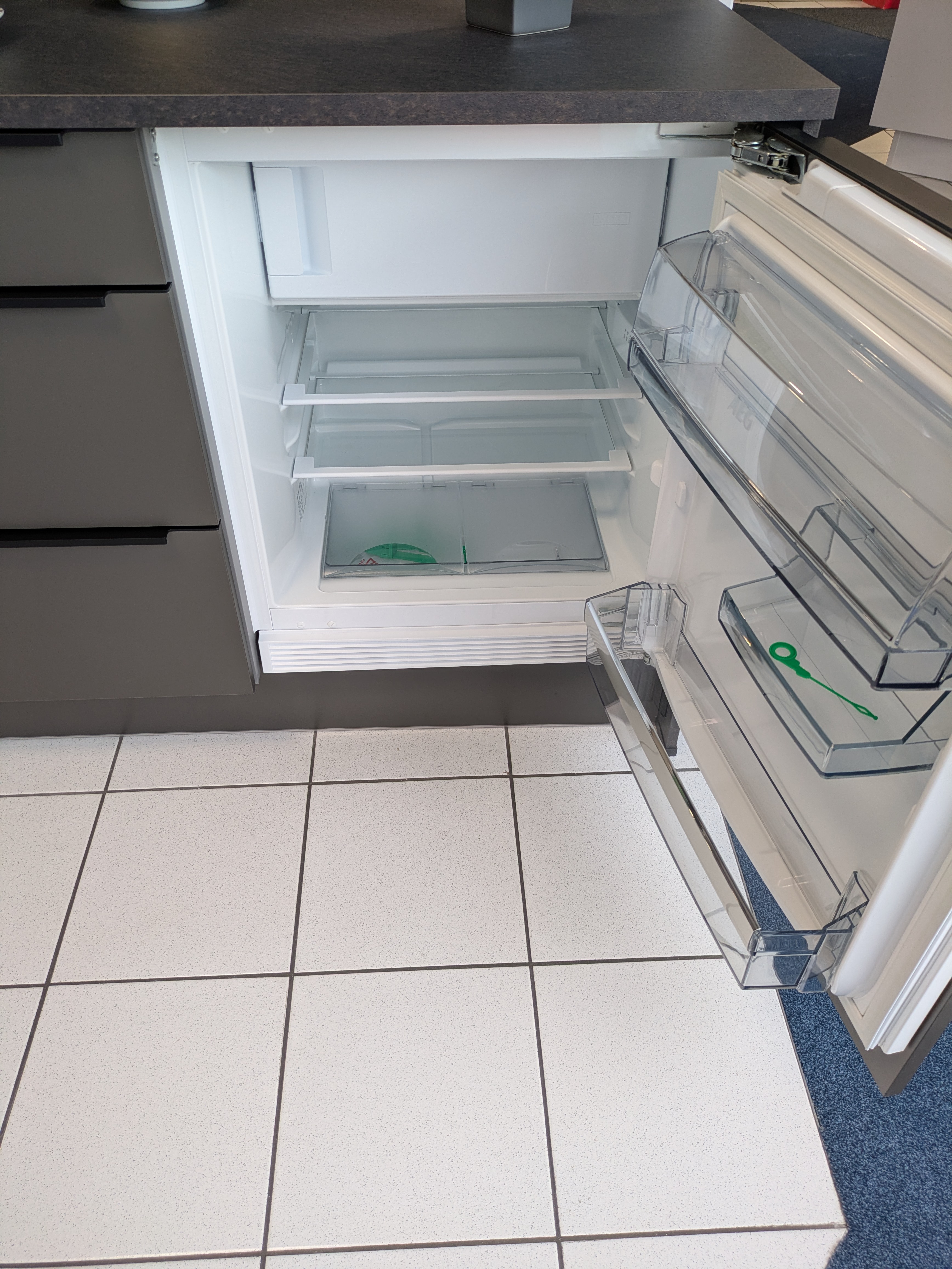 Tolle, dunkle und moderne L-Küche mit schwarzen Griffleisten und Rauchglas
