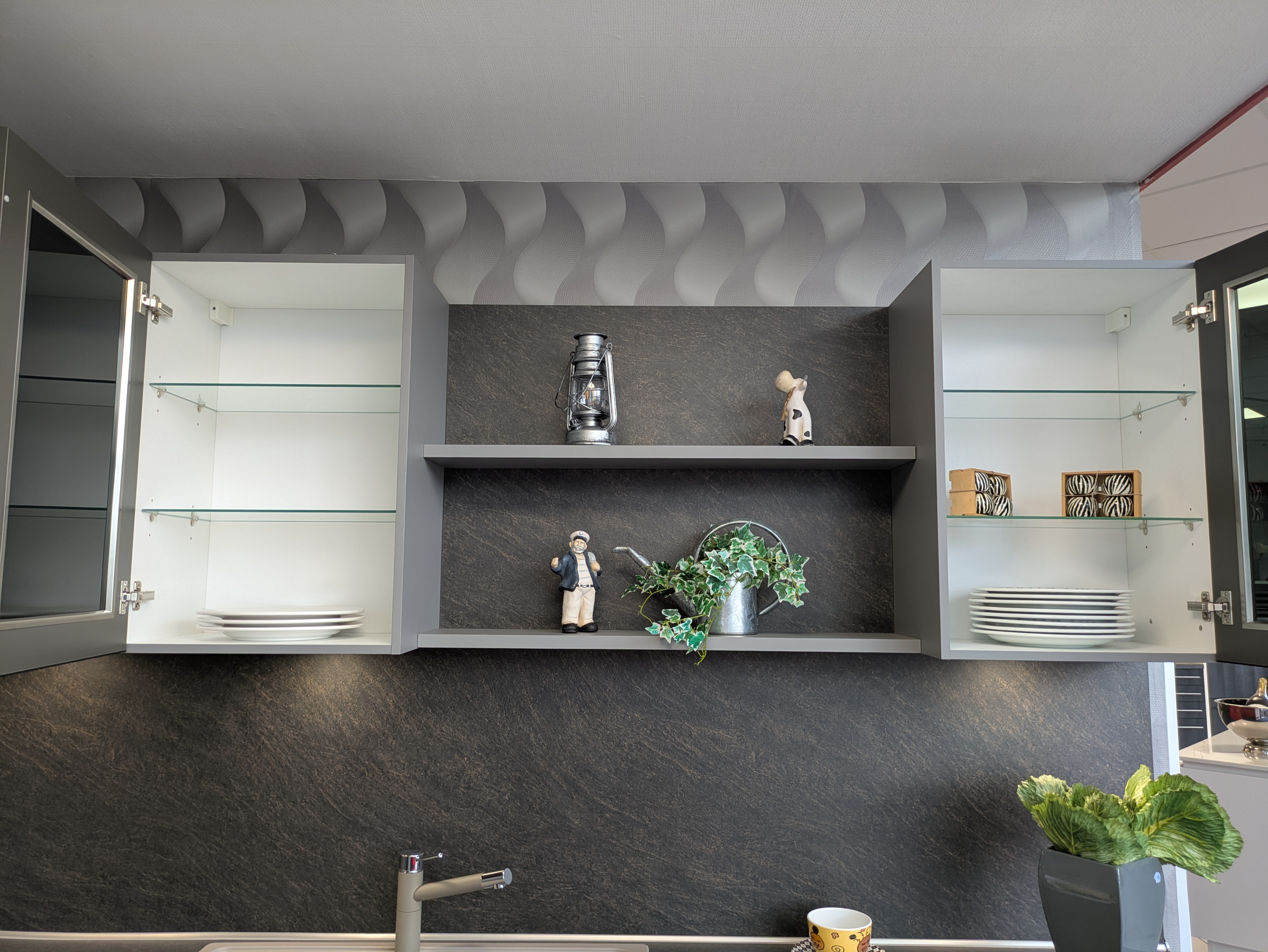 Tolle, moderne Küche in Vulkanbraun mit schwarzen Griffleisten und Rauchglas