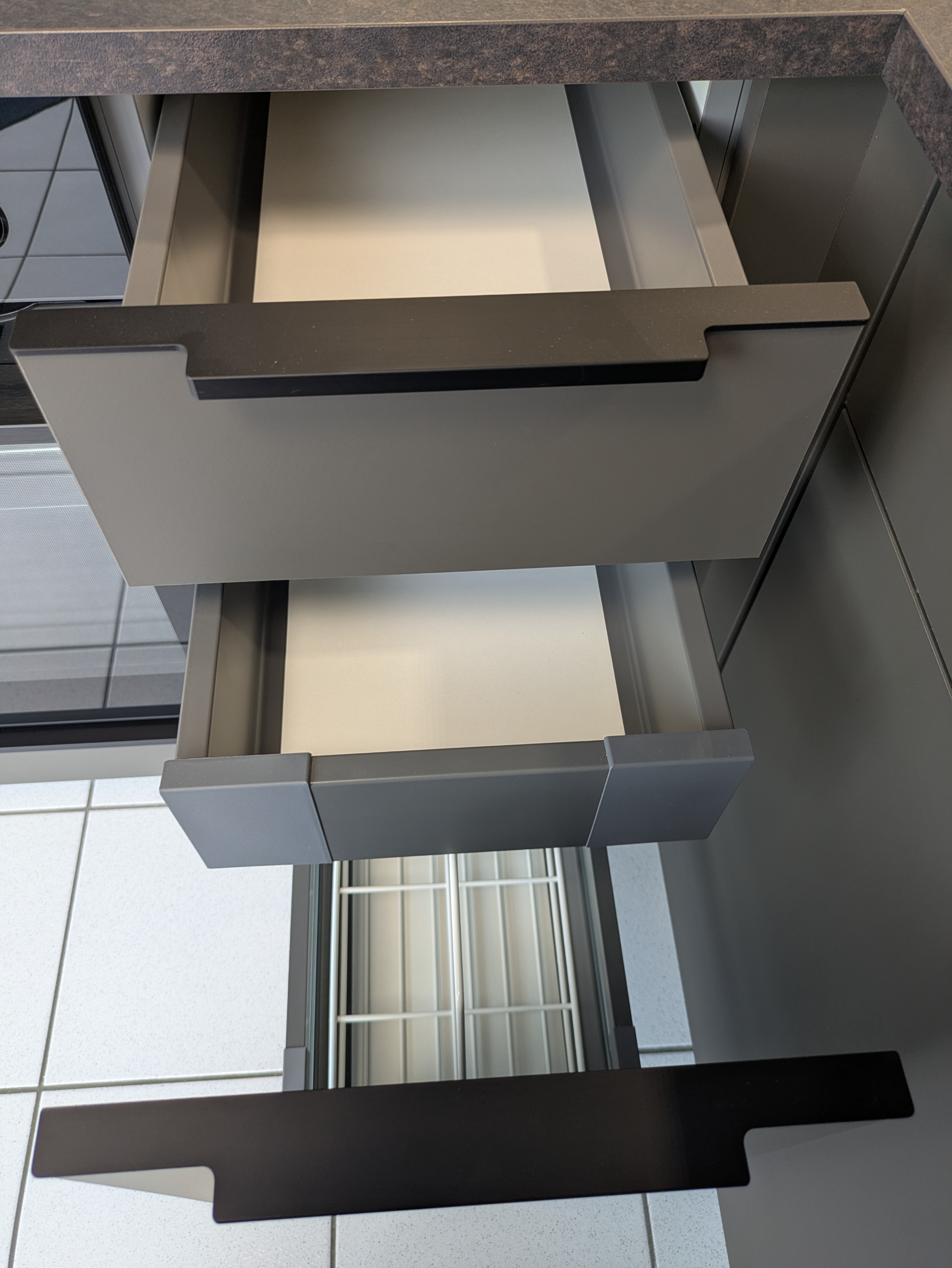 Tolle, moderne Küche in Vulkanbraun mit schwarzen Griffleisten und Rauchglas