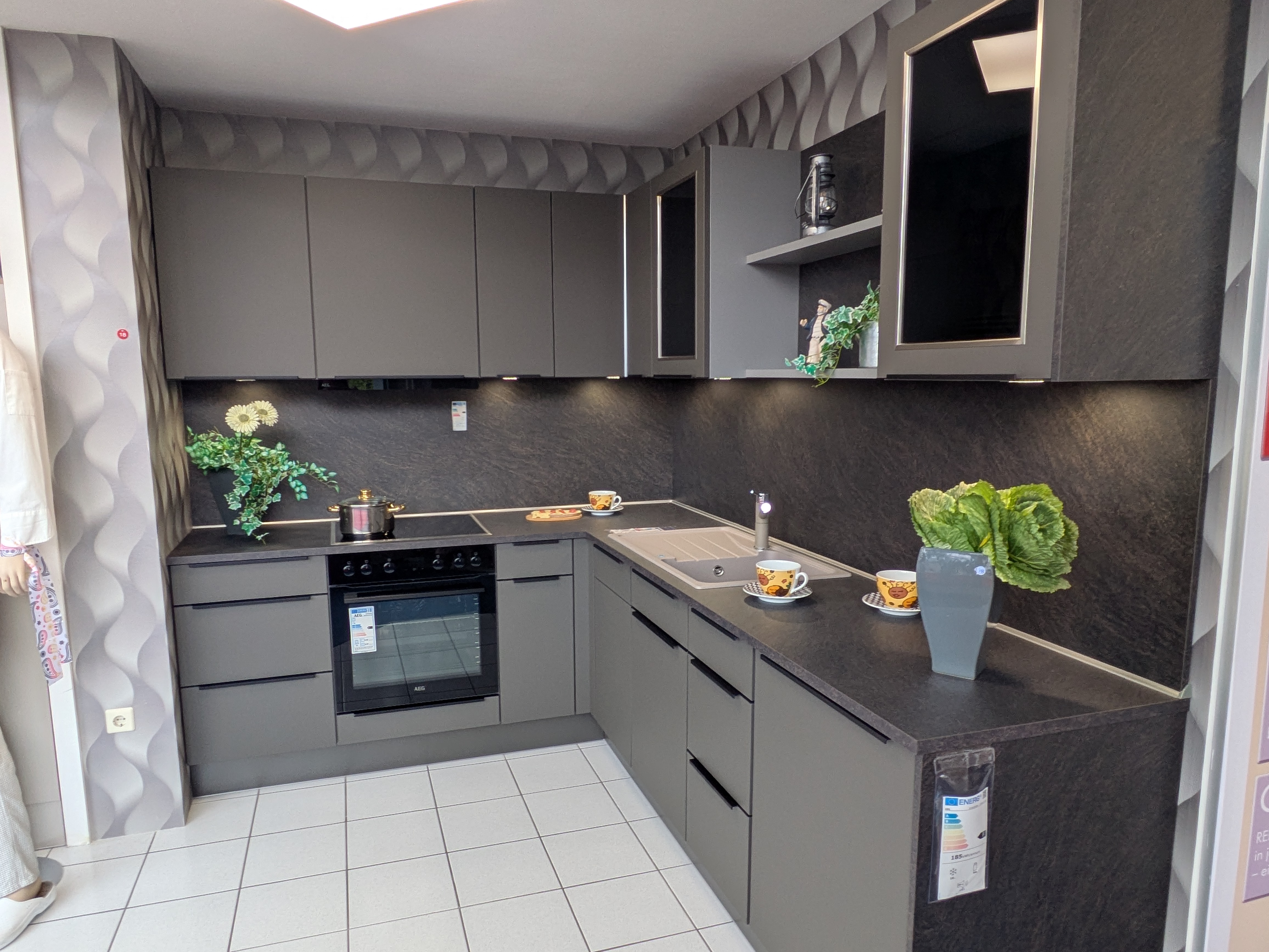 Tolle, moderne Küche in Vulkanbraun mit schwarzen Griffleisten und Rauchglas