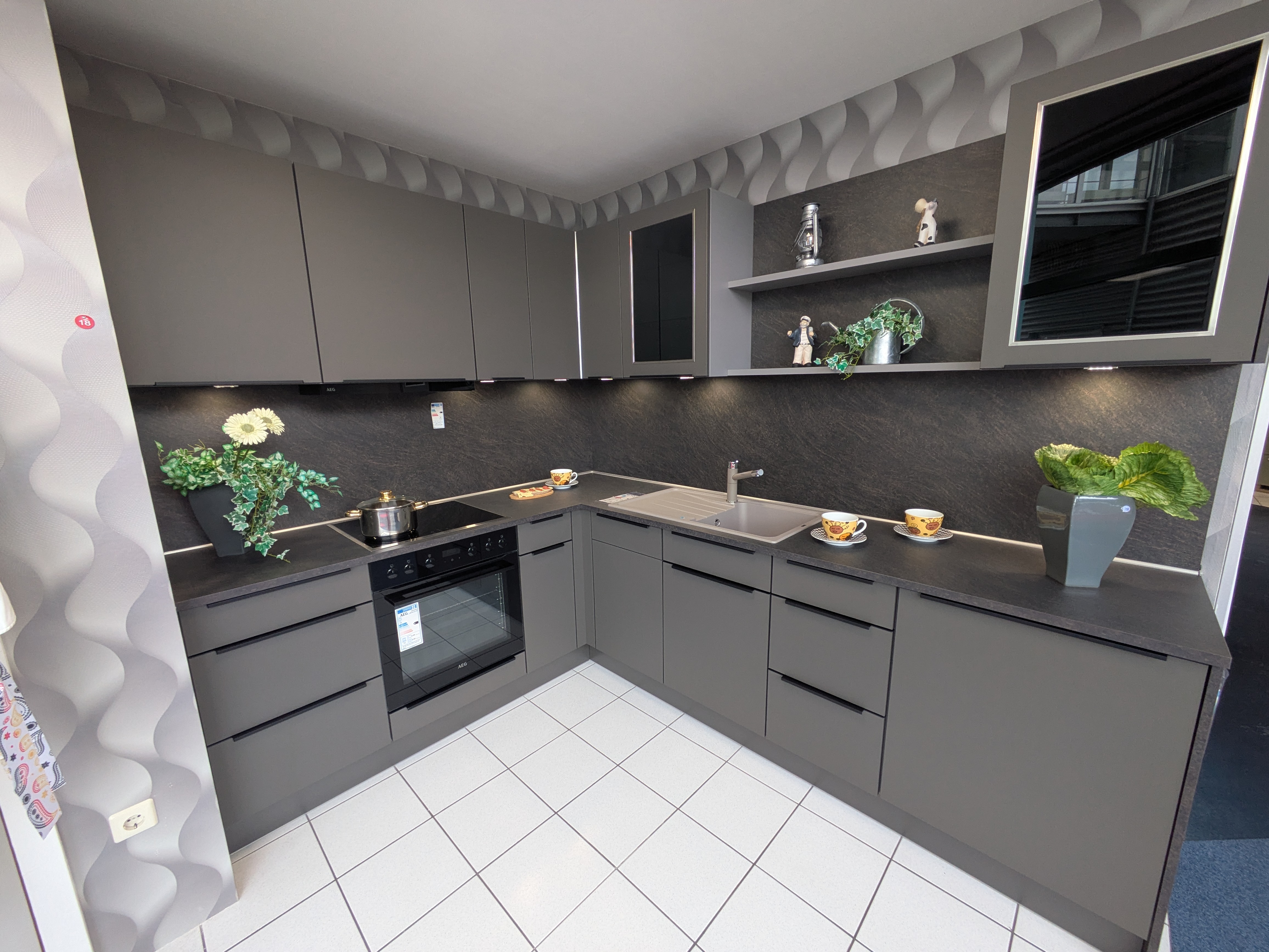 Tolle, moderne Küche in Vulkanbraun mit schwarzen Griffleisten und Rauchglas