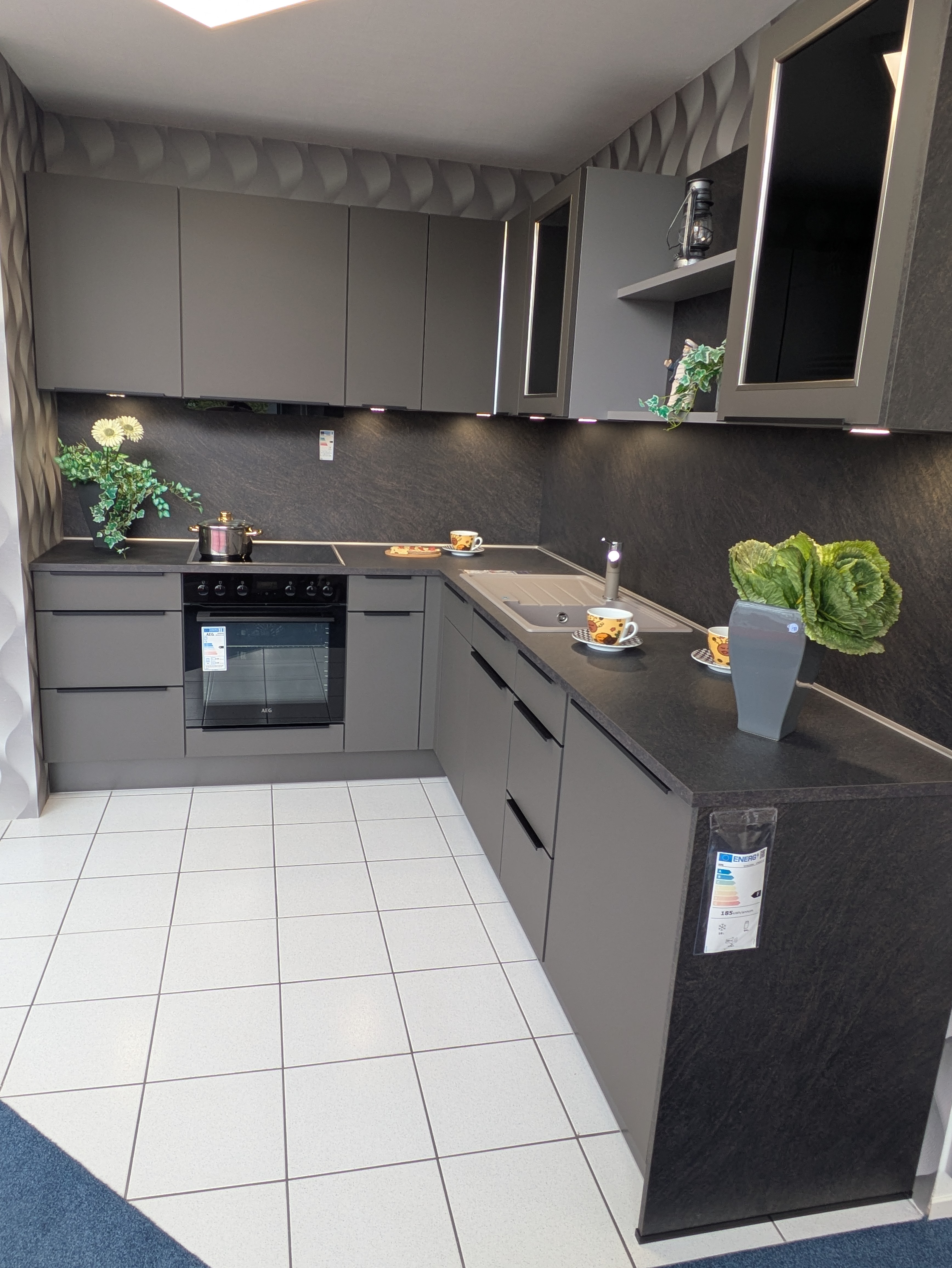 Tolle, moderne Küche in Vulkanbraun mit schwarzen Griffleisten und Rauchglas