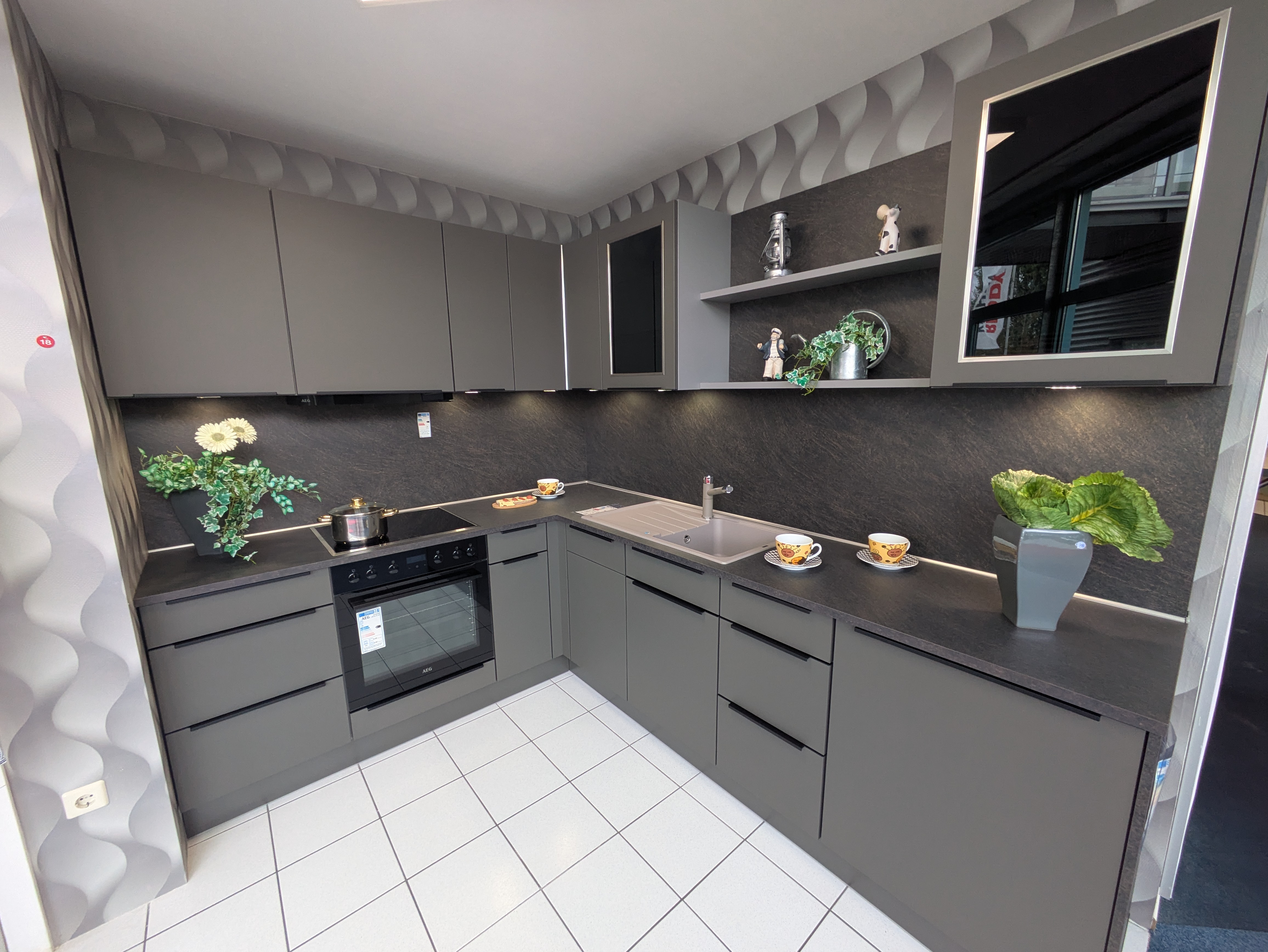 Tolle, moderne Küche in Vulkanbraun mit schwarzen Griffleisten und Rauchglas