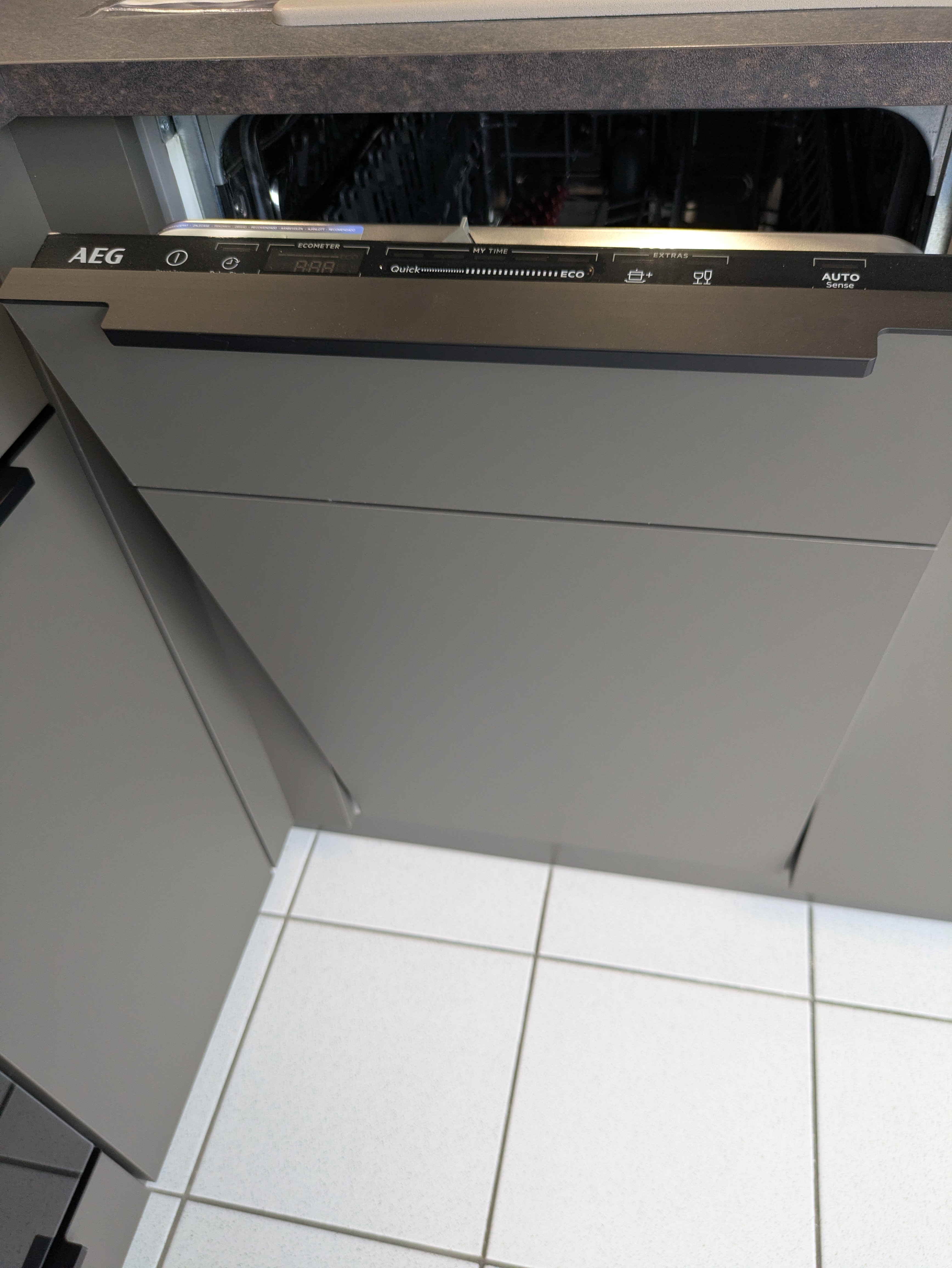 Tolle, moderne Küche in Vulkanbraun mit schwarzen Griffleisten und Rauchglas