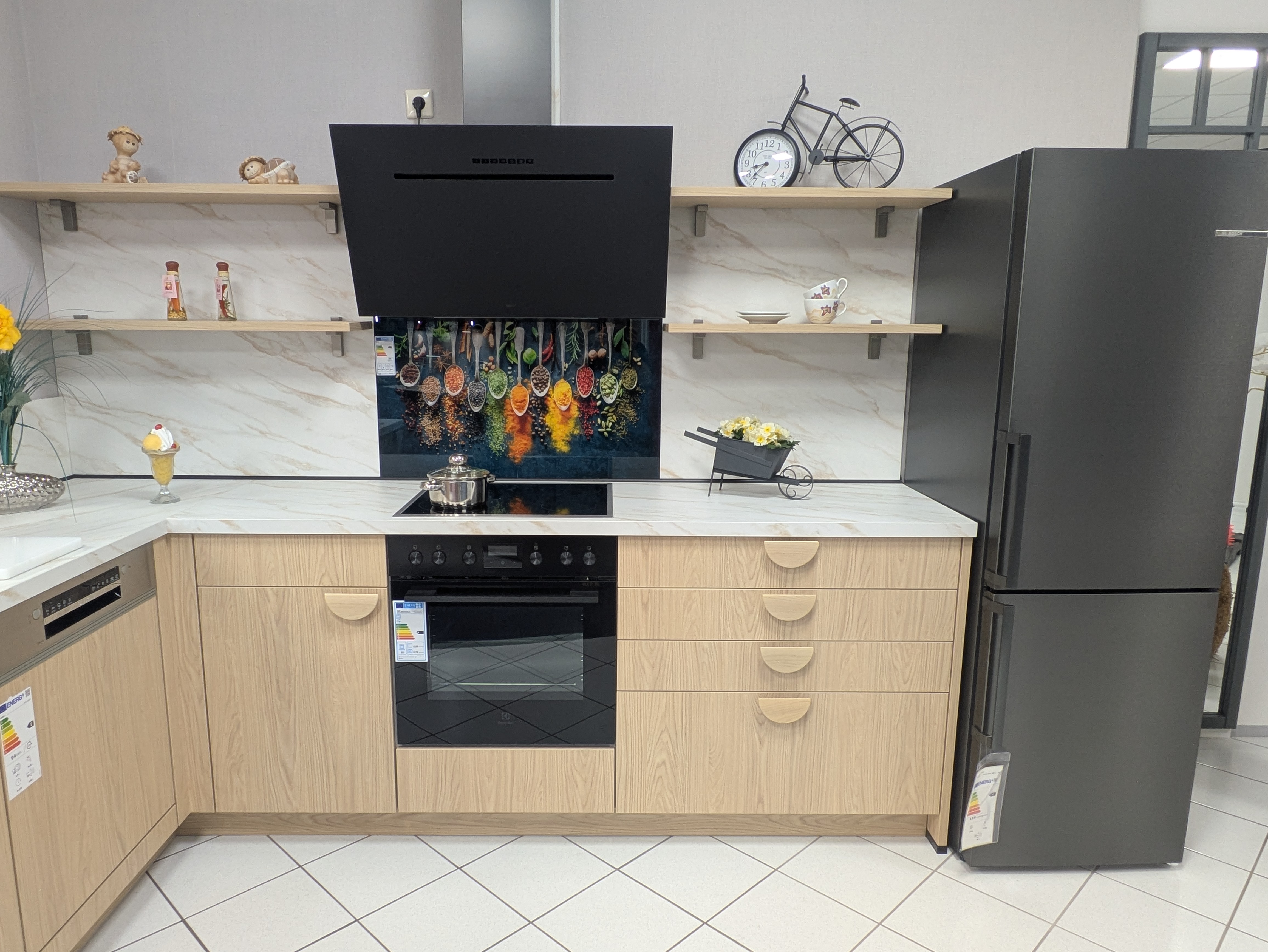 Wunderschöne L-Küche mit freistehendem Kühlschrank und großer Dunsthaube in schwarz matt