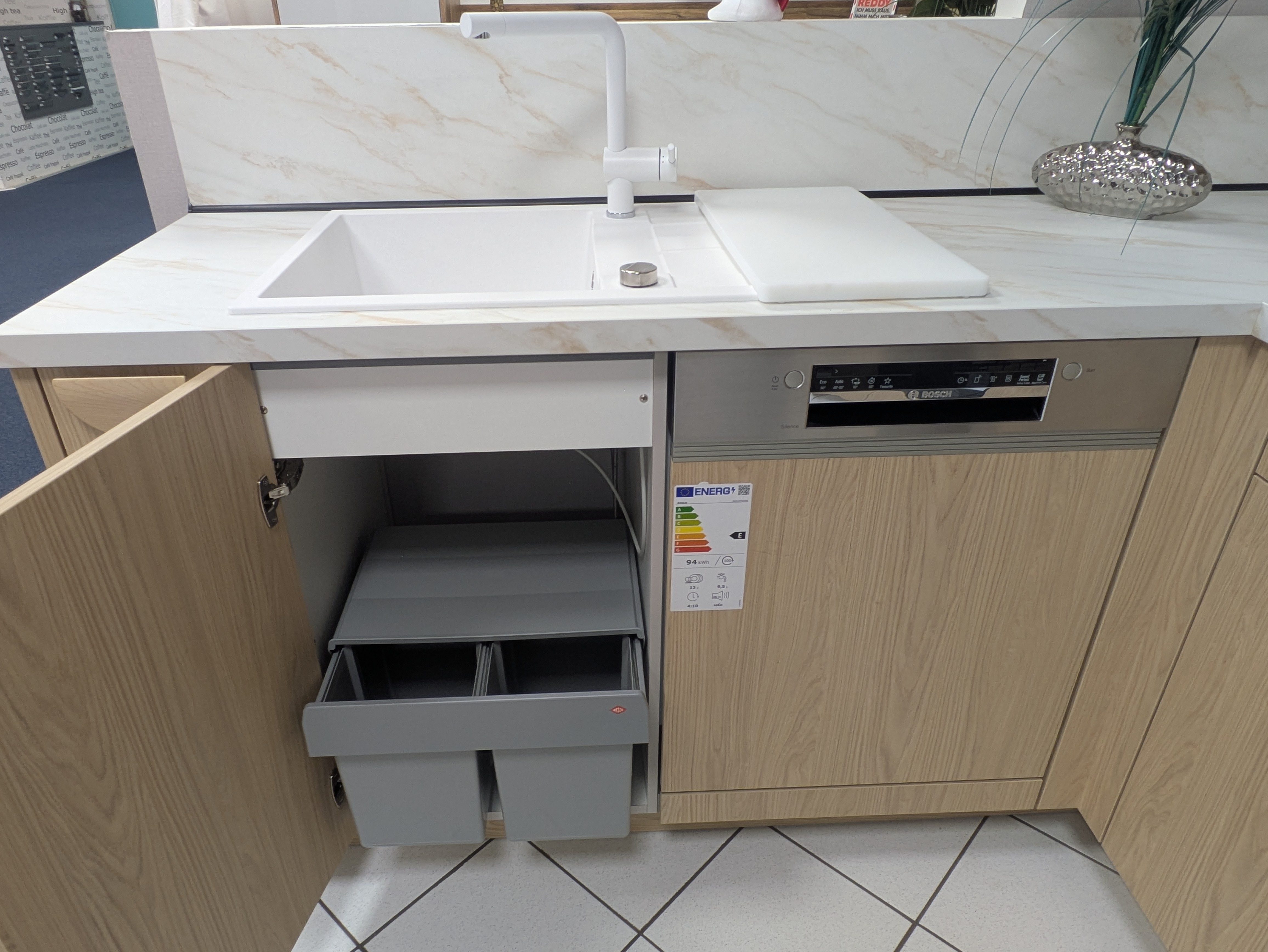 Wunderschöne L-Küche mit freistehendem Kühlschrank und großer Dunsthaube in schwarz matt