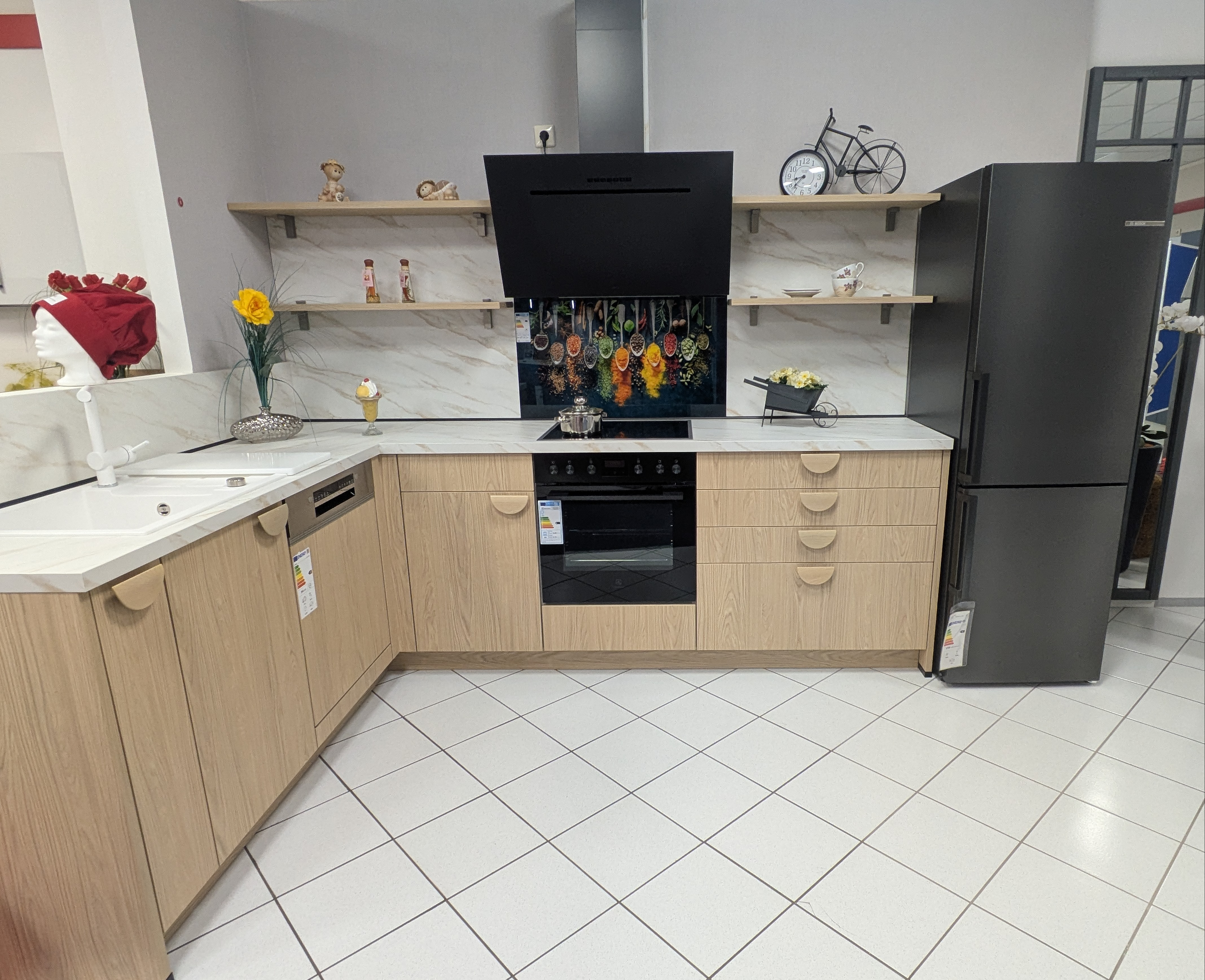 Wunderschöne L-Küche mit freistehendem Kühlschrank und großer Dunsthaube in schwarz matt