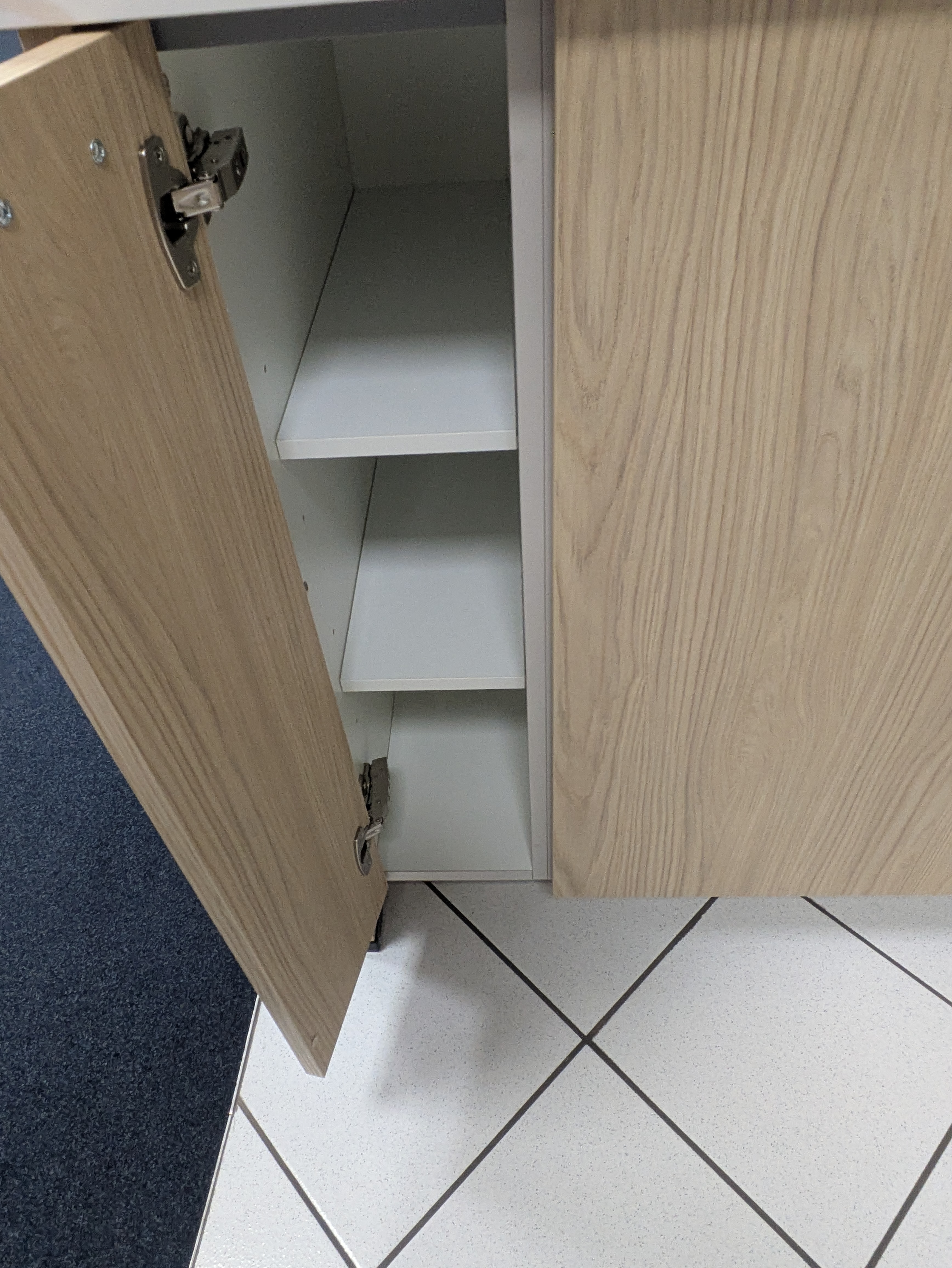 Wunderschöne L-Küche mit freistehendem Kühlschrank und großer Dunsthaube in schwarz matt