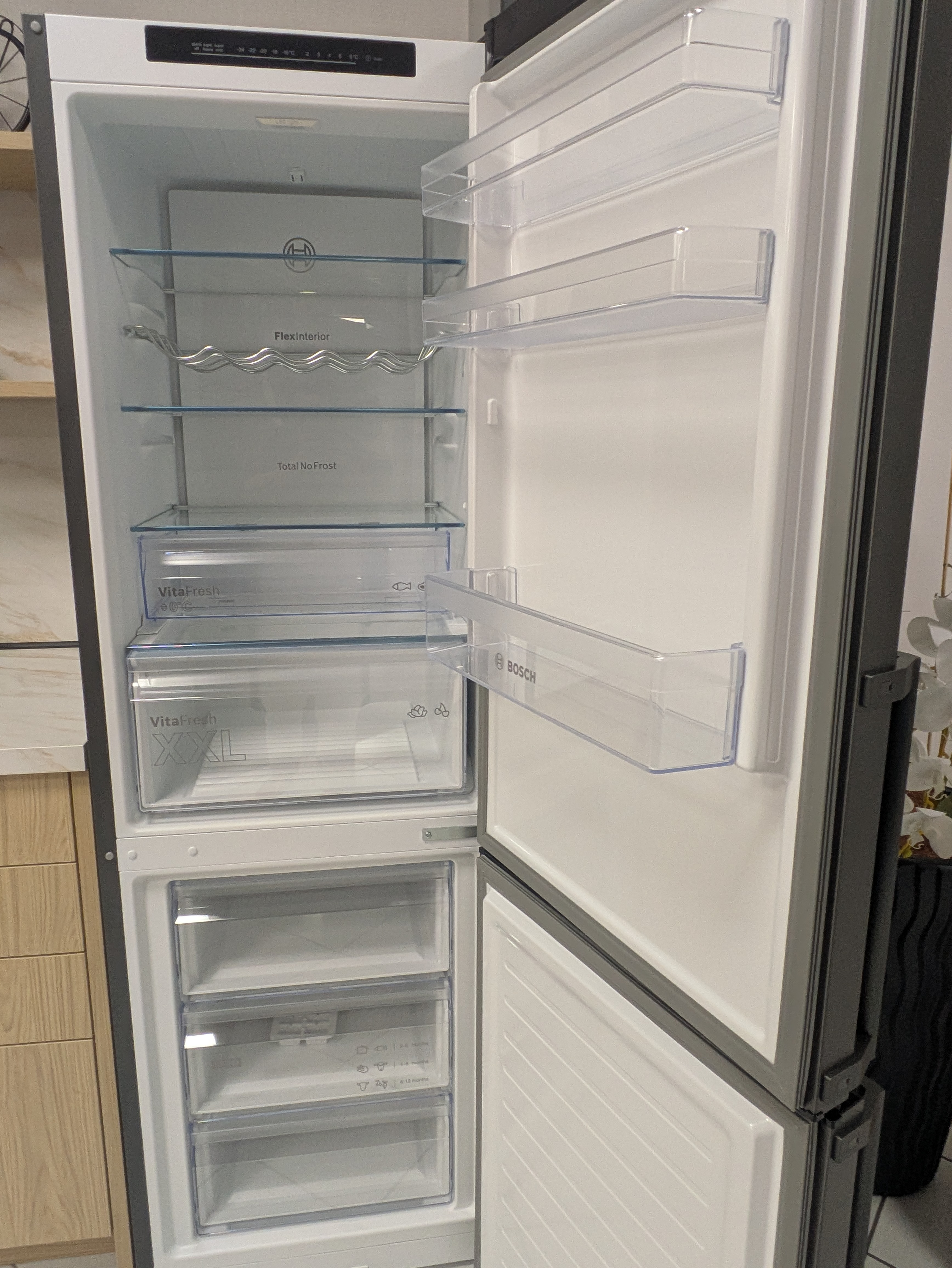 Wunderschöne L-Küche mit freistehendem Kühlschrank und großer Dunsthaube in schwarz matt