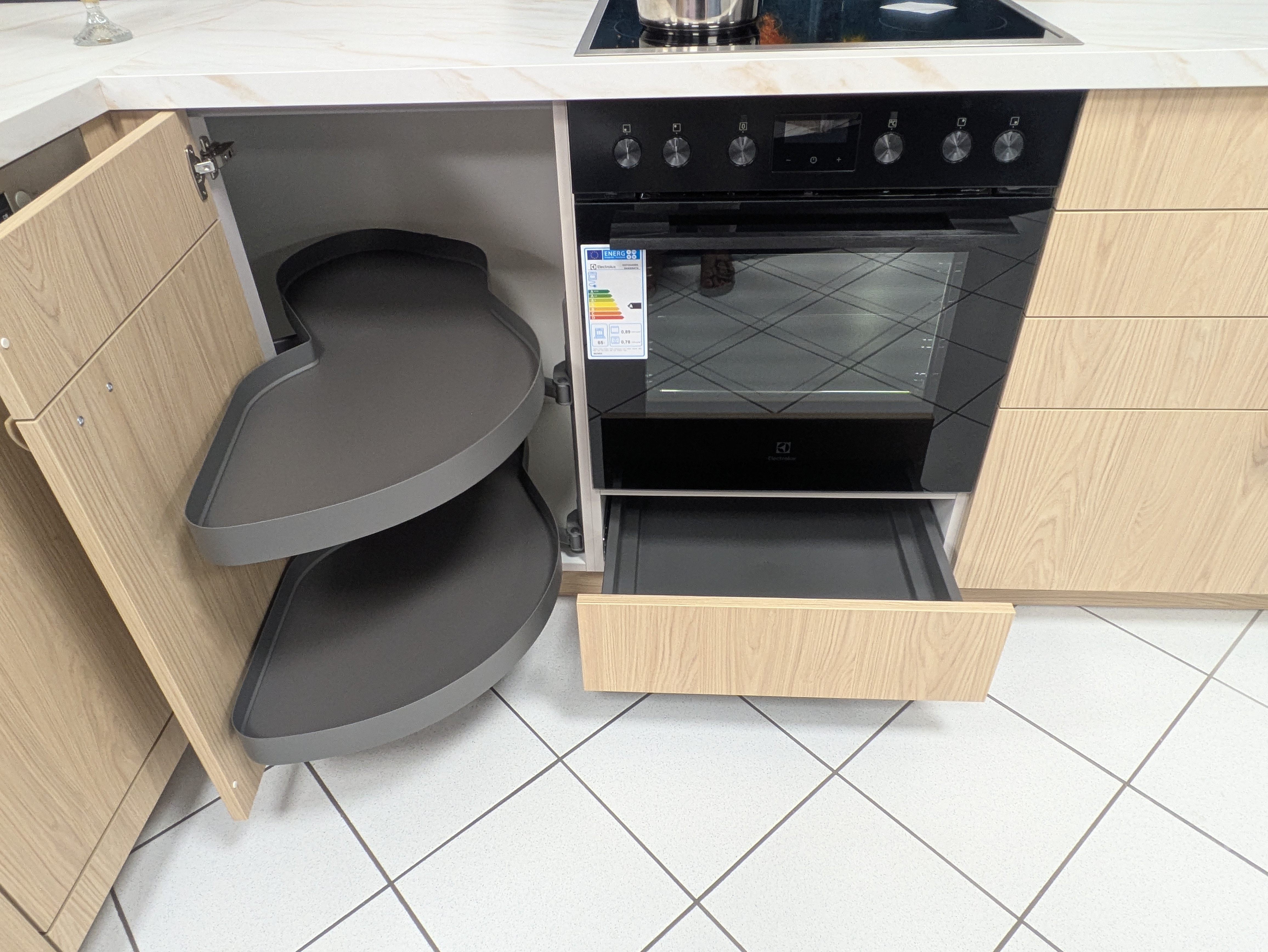Wunderschöne L-Küche mit freistehendem Kühlschrank und großer Dunsthaube in schwarz matt