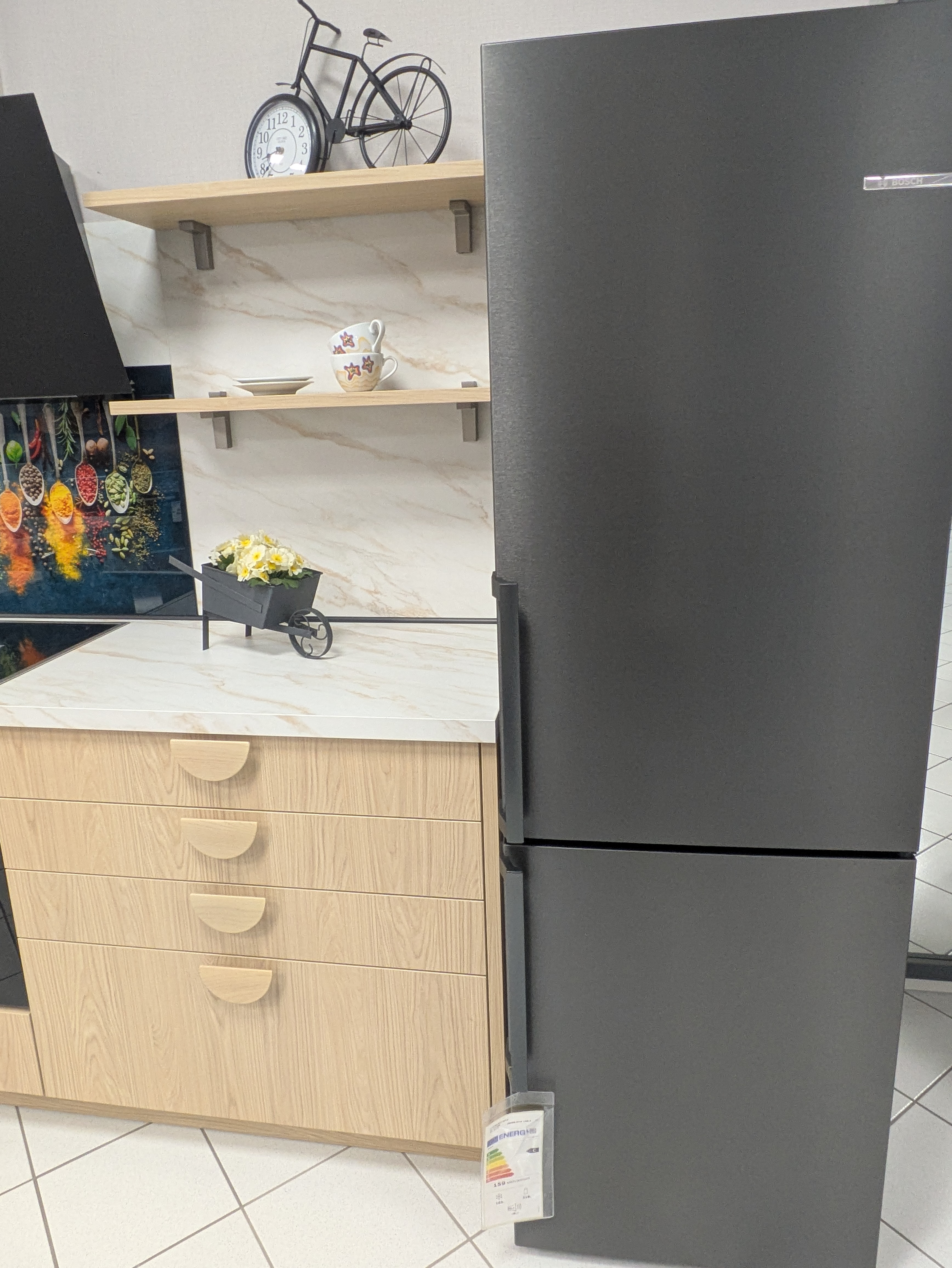 Wunderschöne L-Küche mit freistehendem Kühlschrank und großer Dunsthaube in schwarz matt
