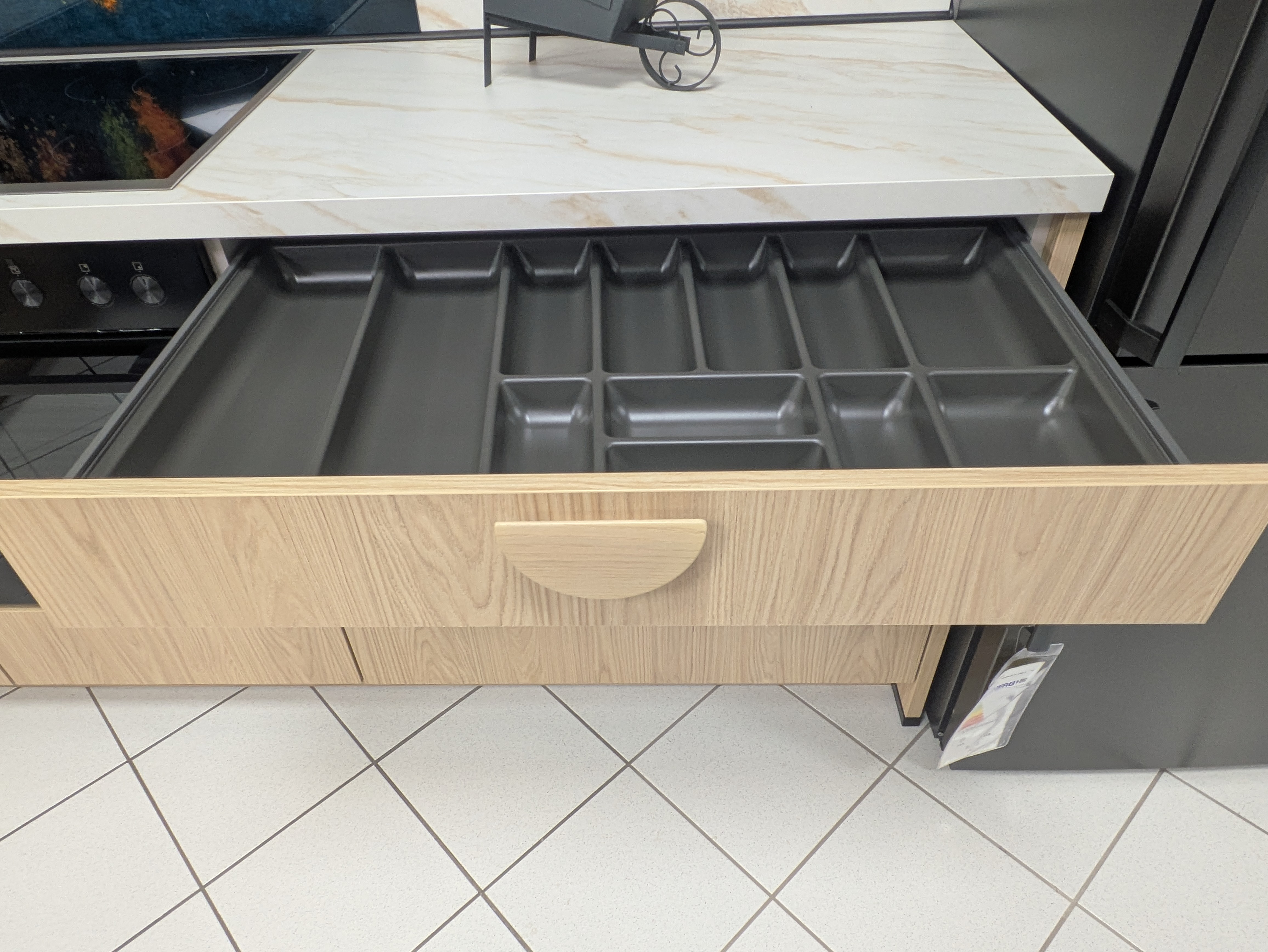 Wunderschöne L-Küche mit freistehendem Kühlschrank und großer Dunsthaube in schwarz matt