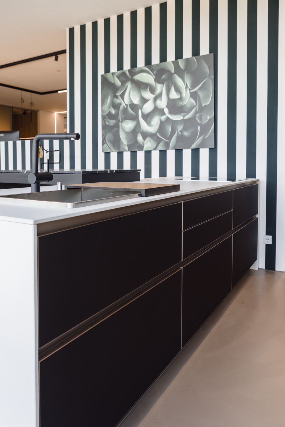 Designerküche mit großzügiger Insel und Bar