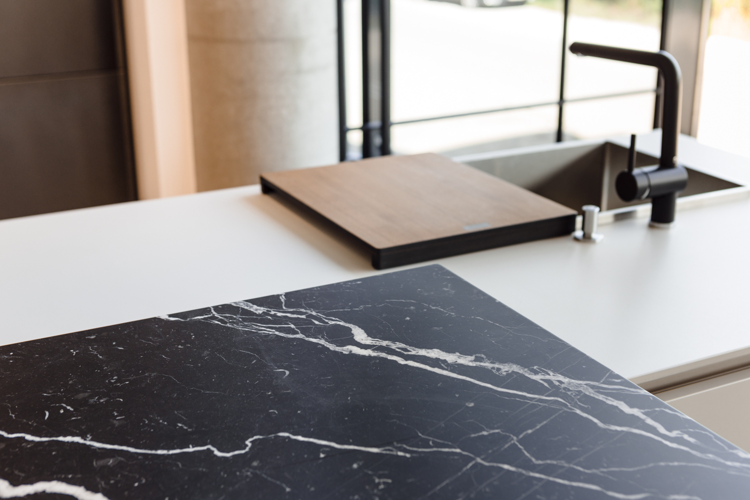 Designerküche mit großzügiger Insel und Bar