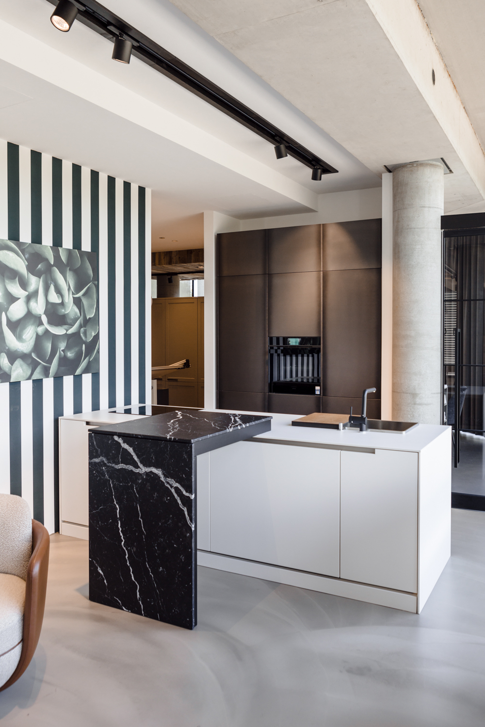 Designerküche mit großzügiger Insel und Bar