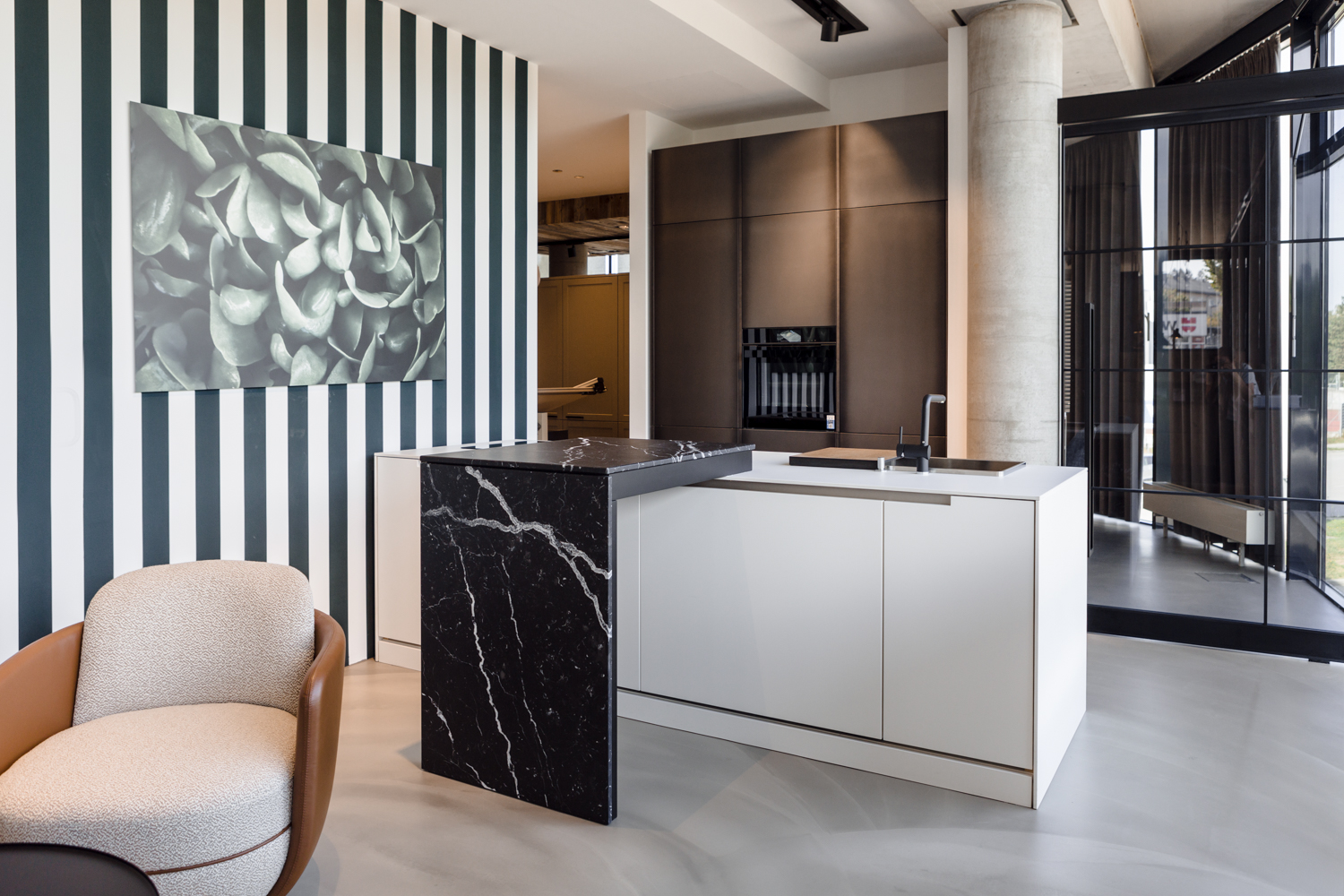 Designerküche mit großzügiger Insel und Bar