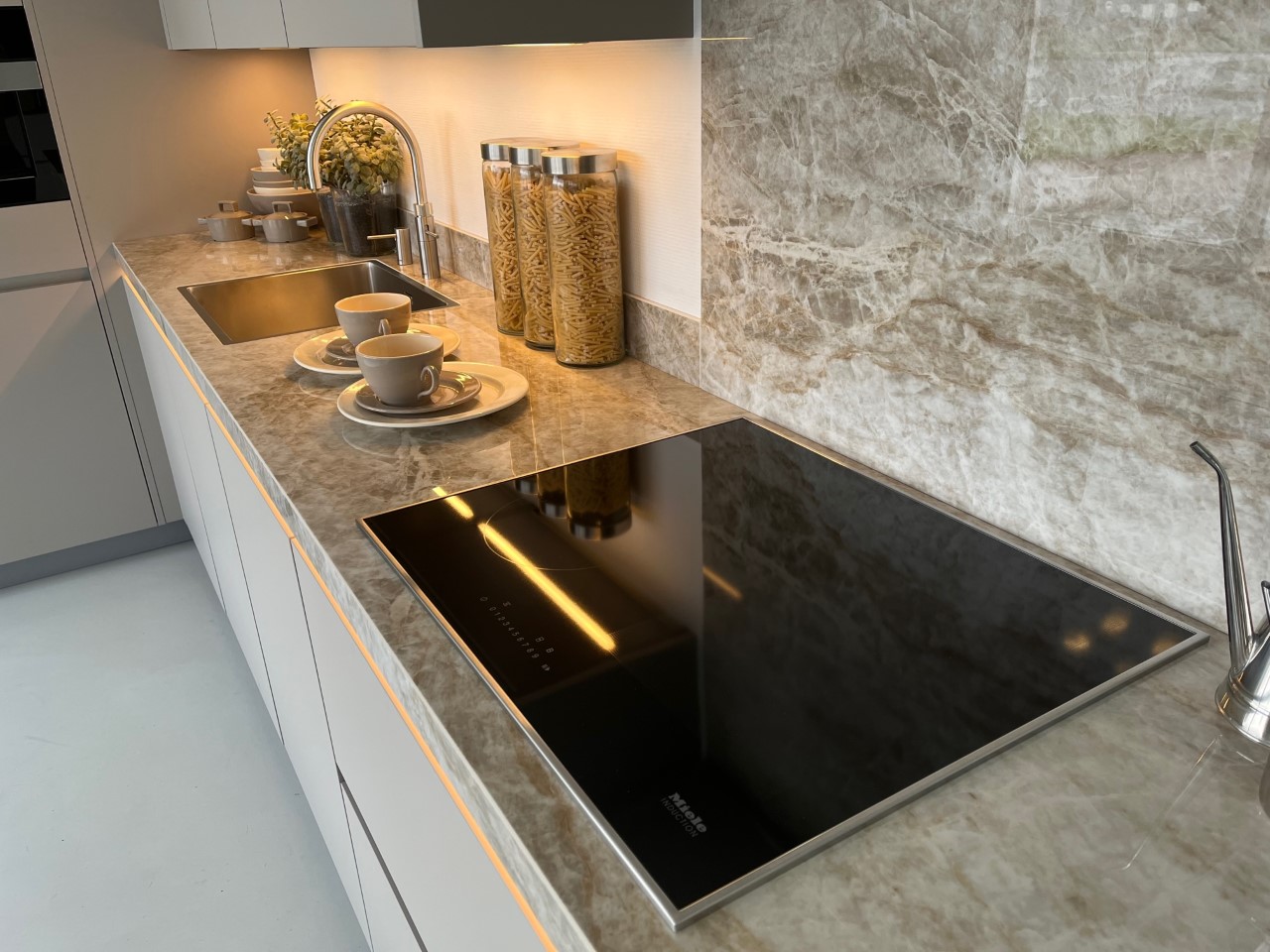 Selectiv Resopal Pro Dark Powder met Miele apparatuur