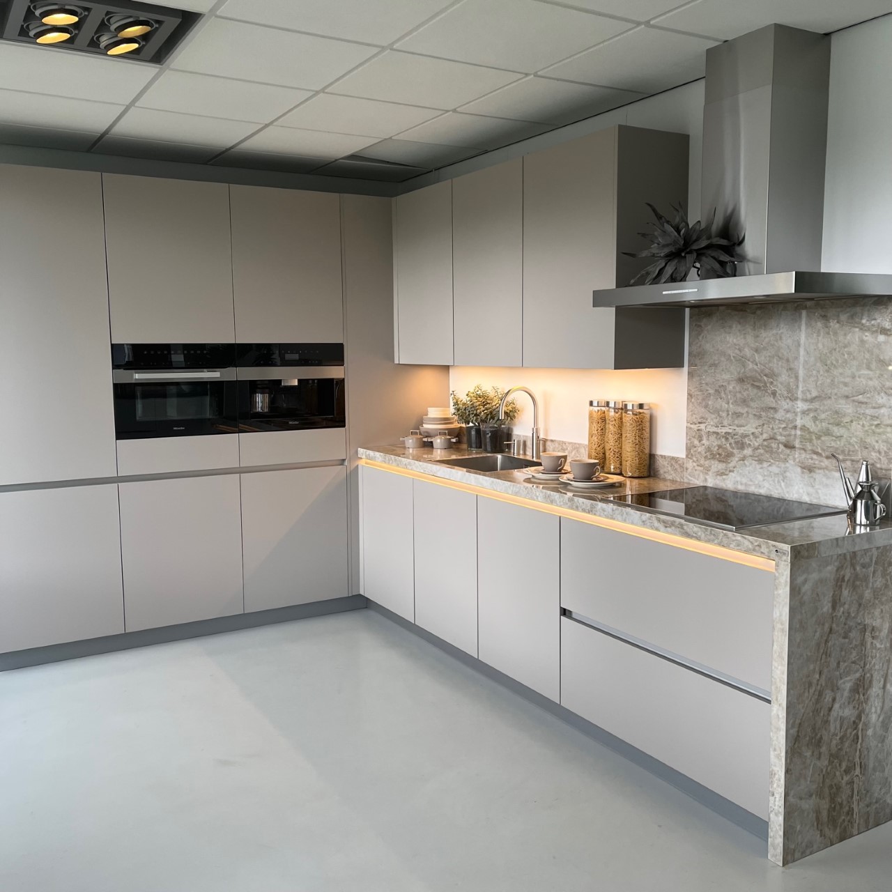Selectiv Resopal Pro Dark Powder met Miele apparatuur