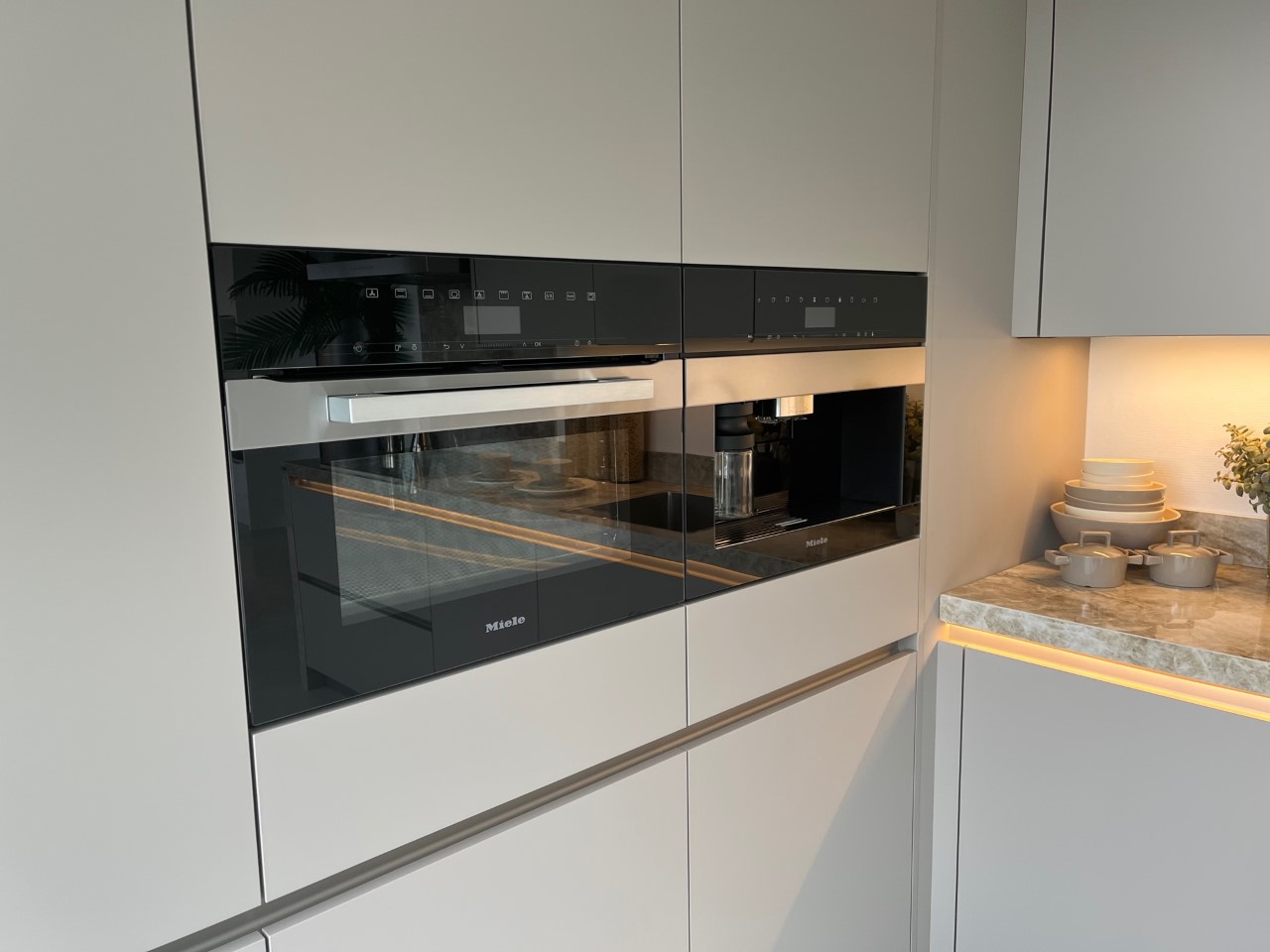 Selectiv Resopal Pro Dark Powder met Miele apparatuur