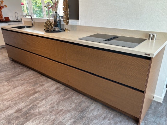 Selectiv Top / Trend donker eiken groeven look met Miele apparatuur