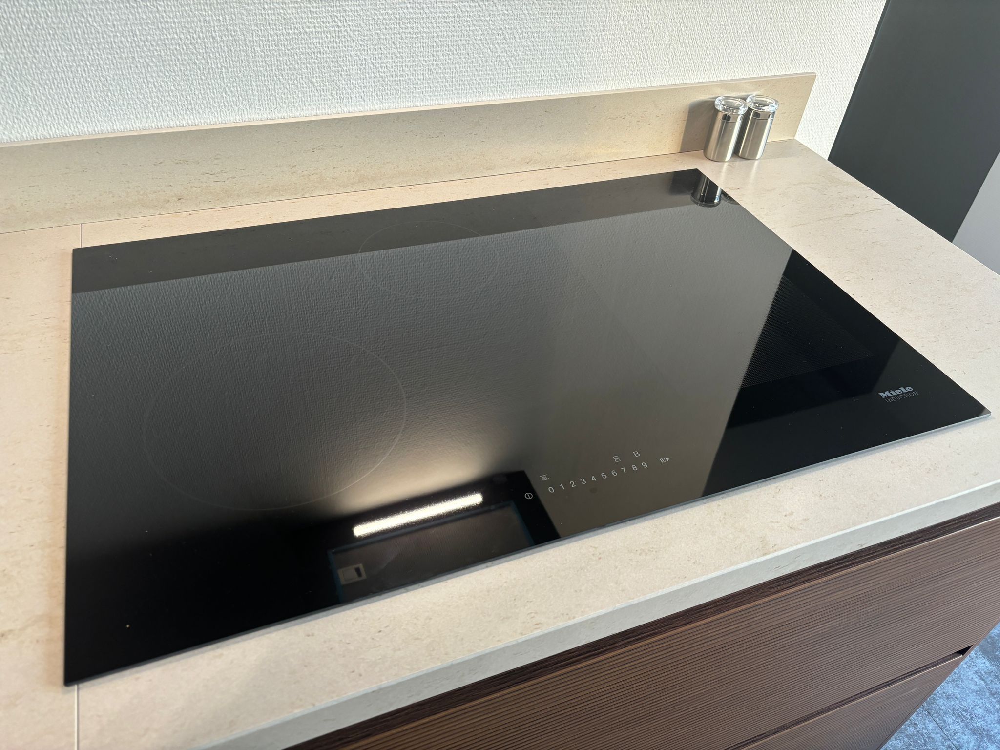 Selectiv Top / Trend donker eiken groeven look met Miele apparatuur