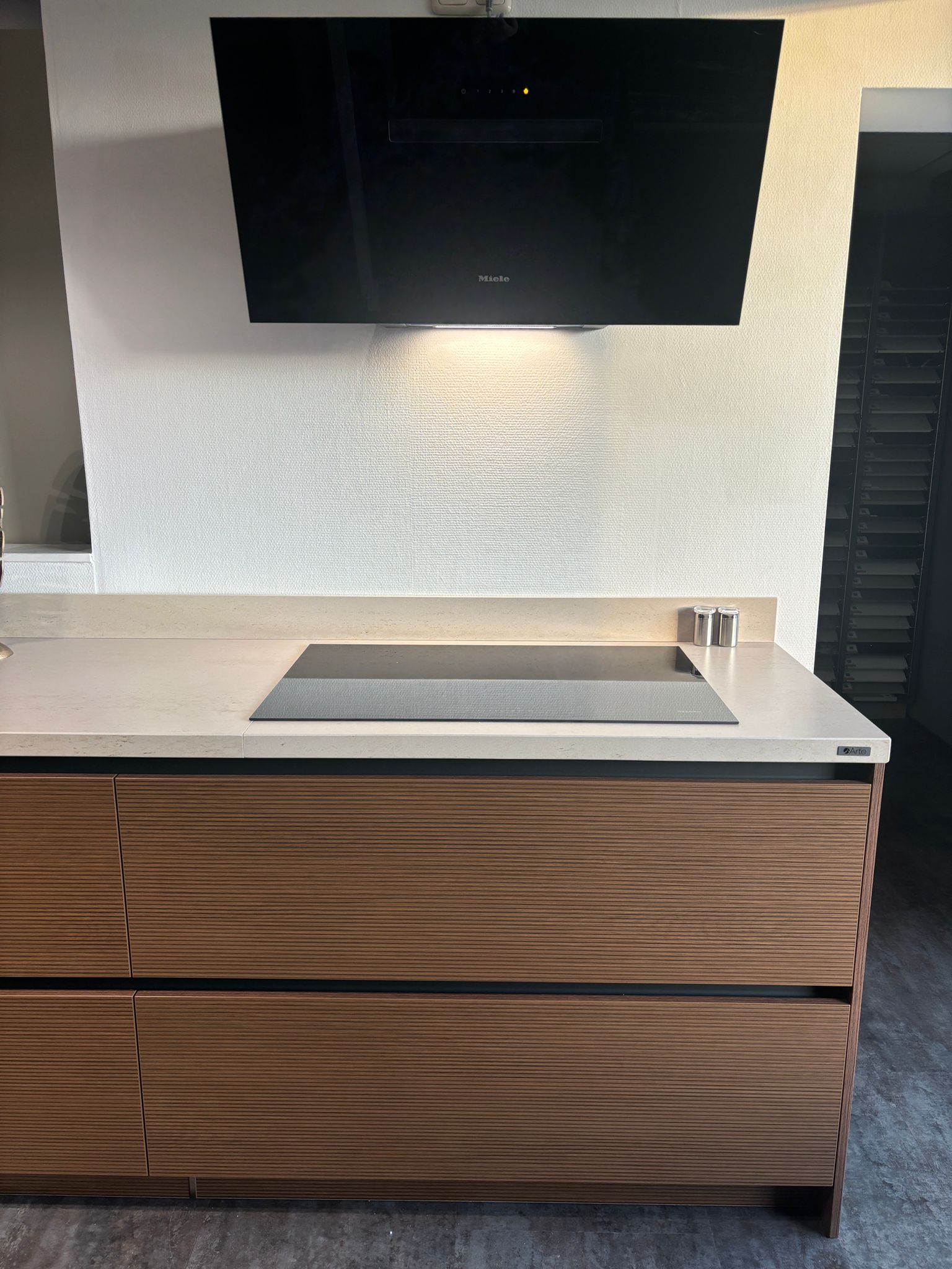 Selectiv Top / Trend donker eiken groeven look met Miele apparatuur