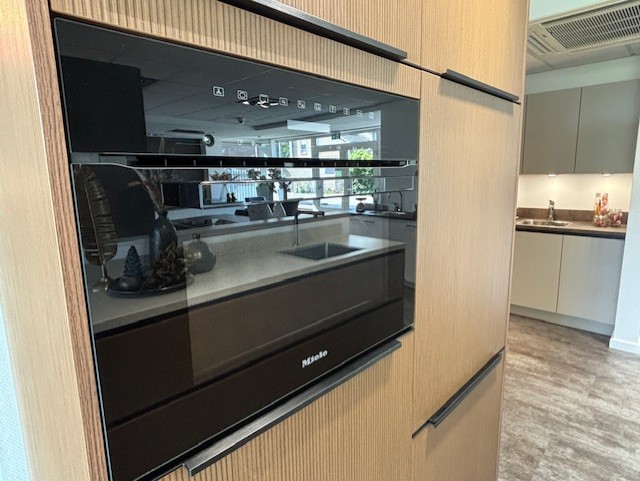 Selectiv Top / Trend donker eiken groeven look met Miele apparatuur