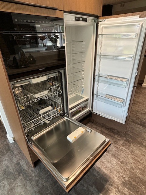 Selectiv Top / Trend donker eiken groeven look met Miele apparatuur