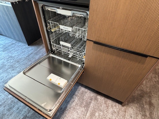 Selectiv Top / Trend donker eiken groeven look met Miele apparatuur