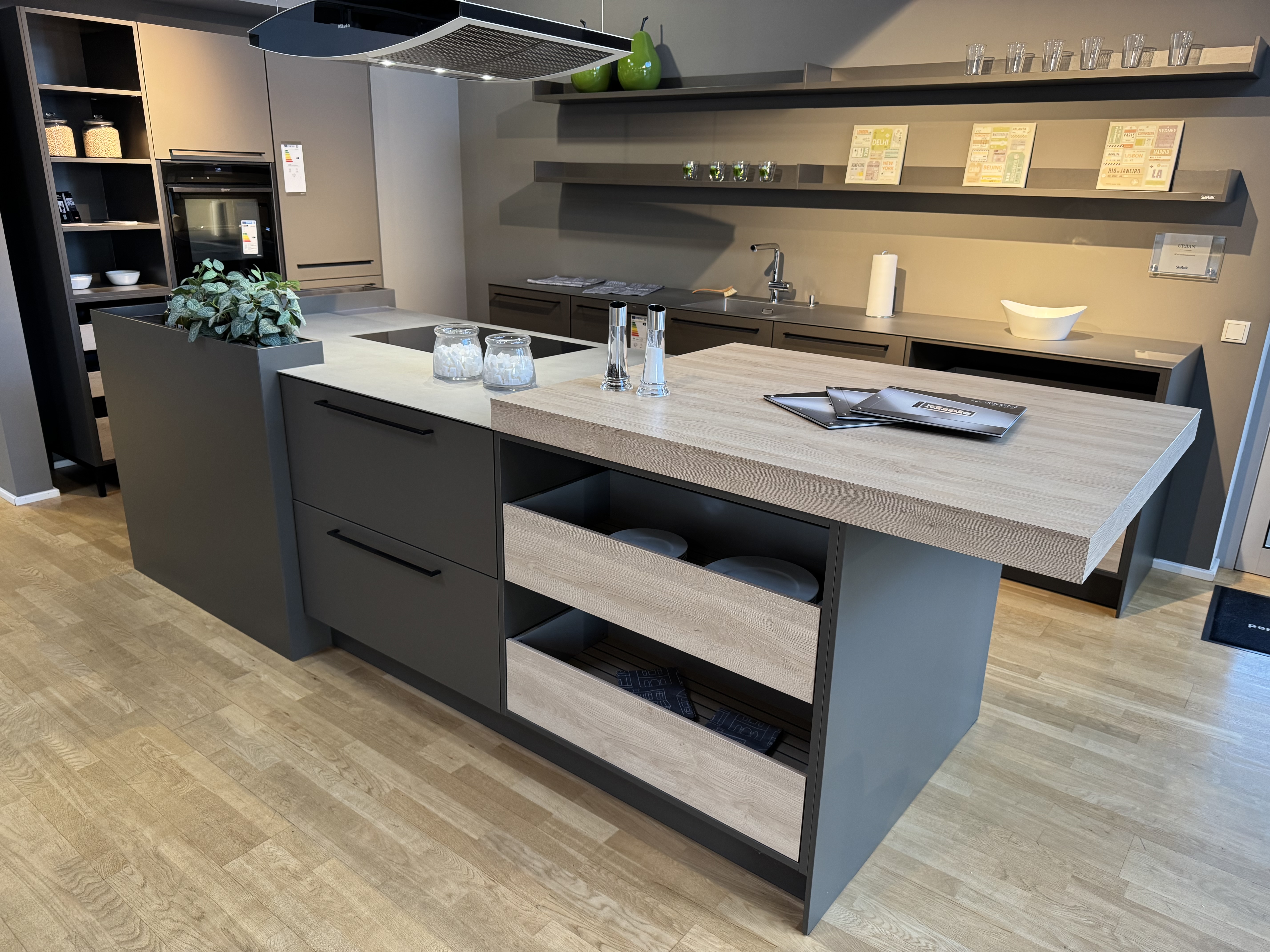 SC 41 Designinsel mit warmgewalzter Edelstahl-Arbeitsplatte