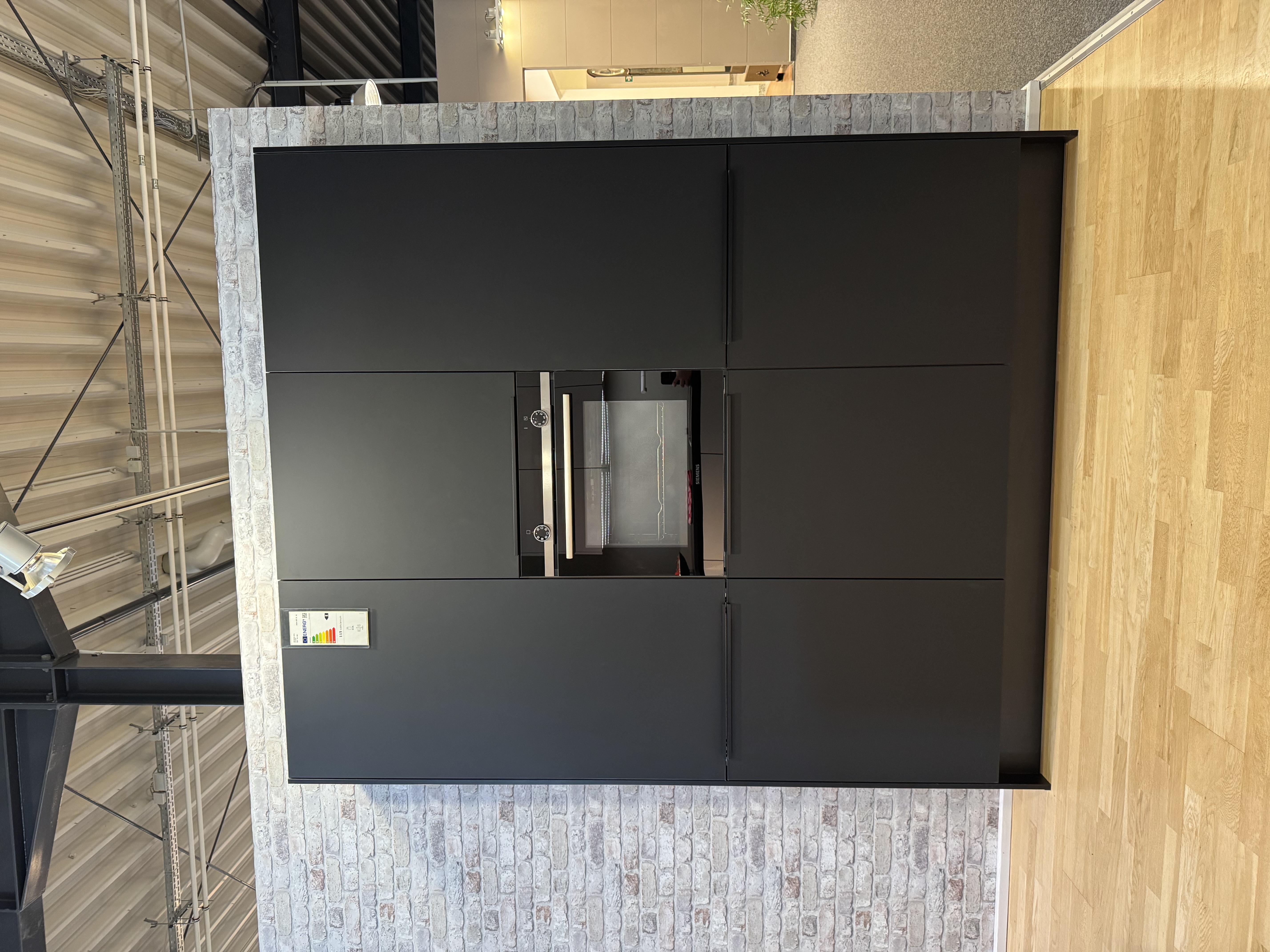 AV2030 GL Polarweis Hochglanz und AV2035 Schwarz Mattlack Weißer Hochglanz trifft schwarze Matt-Architektur