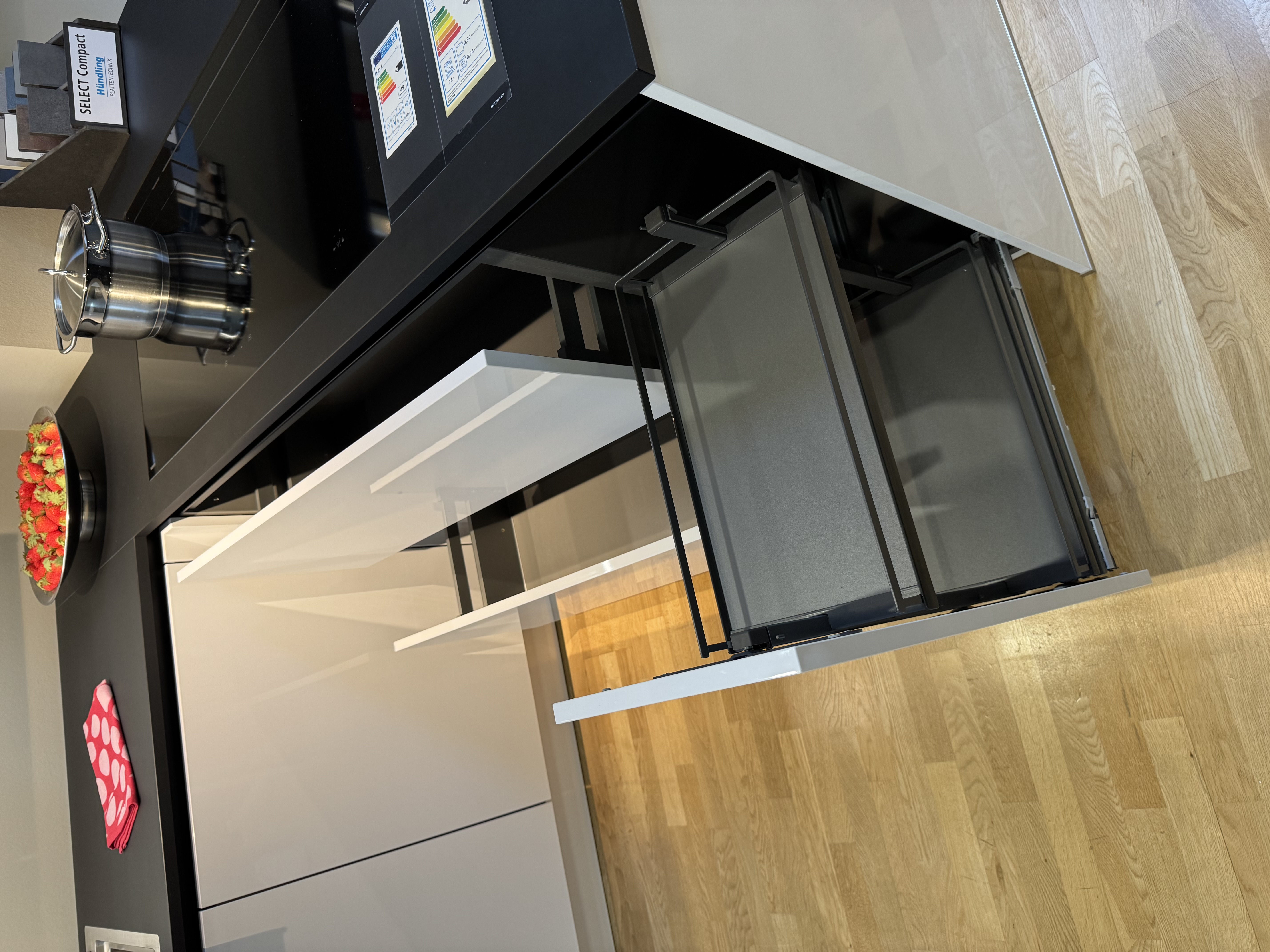 AV2030 GL Polarweis Hochglanz und AV2035 Schwarz Mattlack Weißer Hochglanz trifft schwarze Matt-Architektur