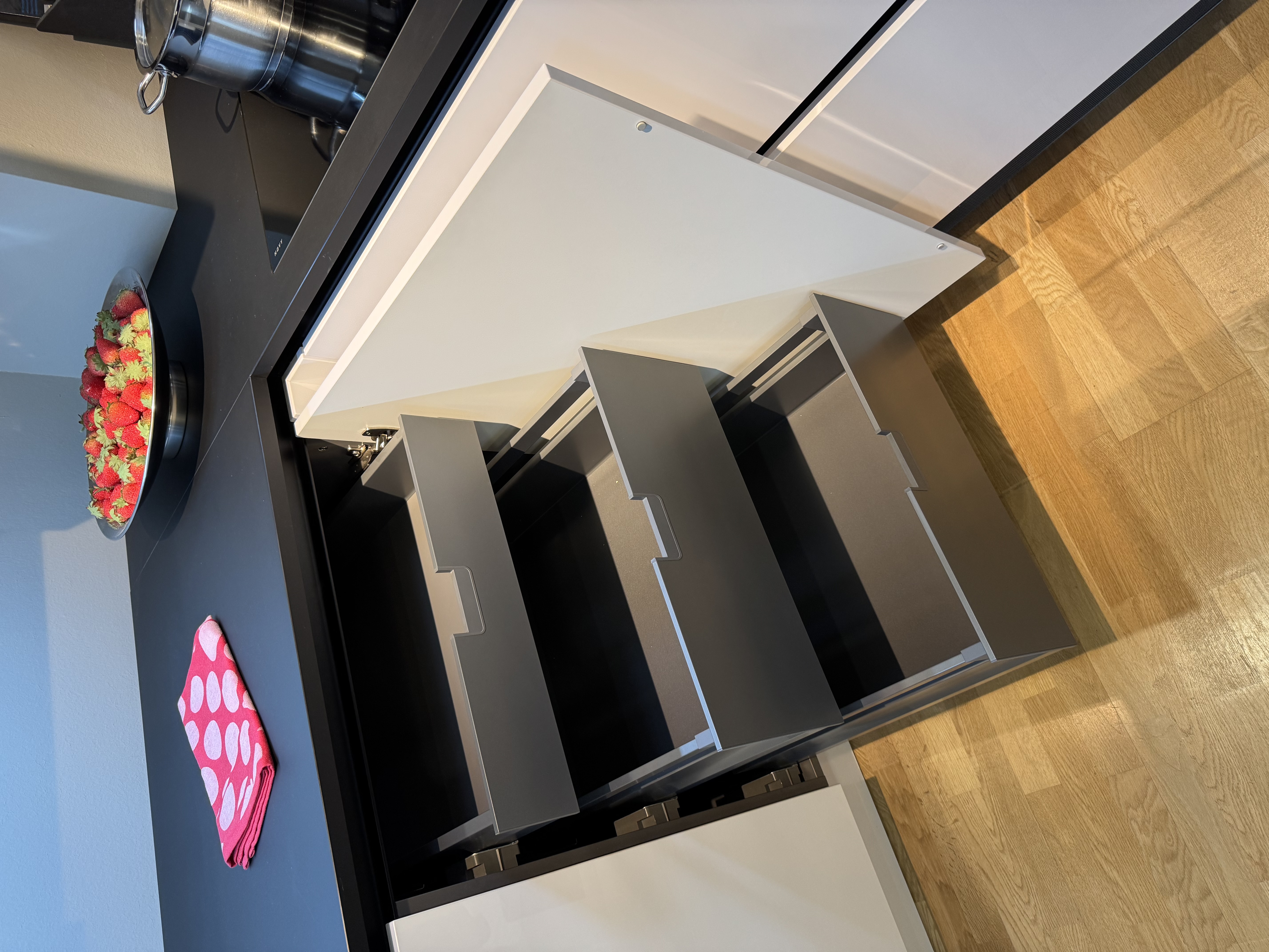 AV2030 GL Polarweis Hochglanz und AV2035 Schwarz Mattlack Weißer Hochglanz trifft schwarze Matt-Architektur