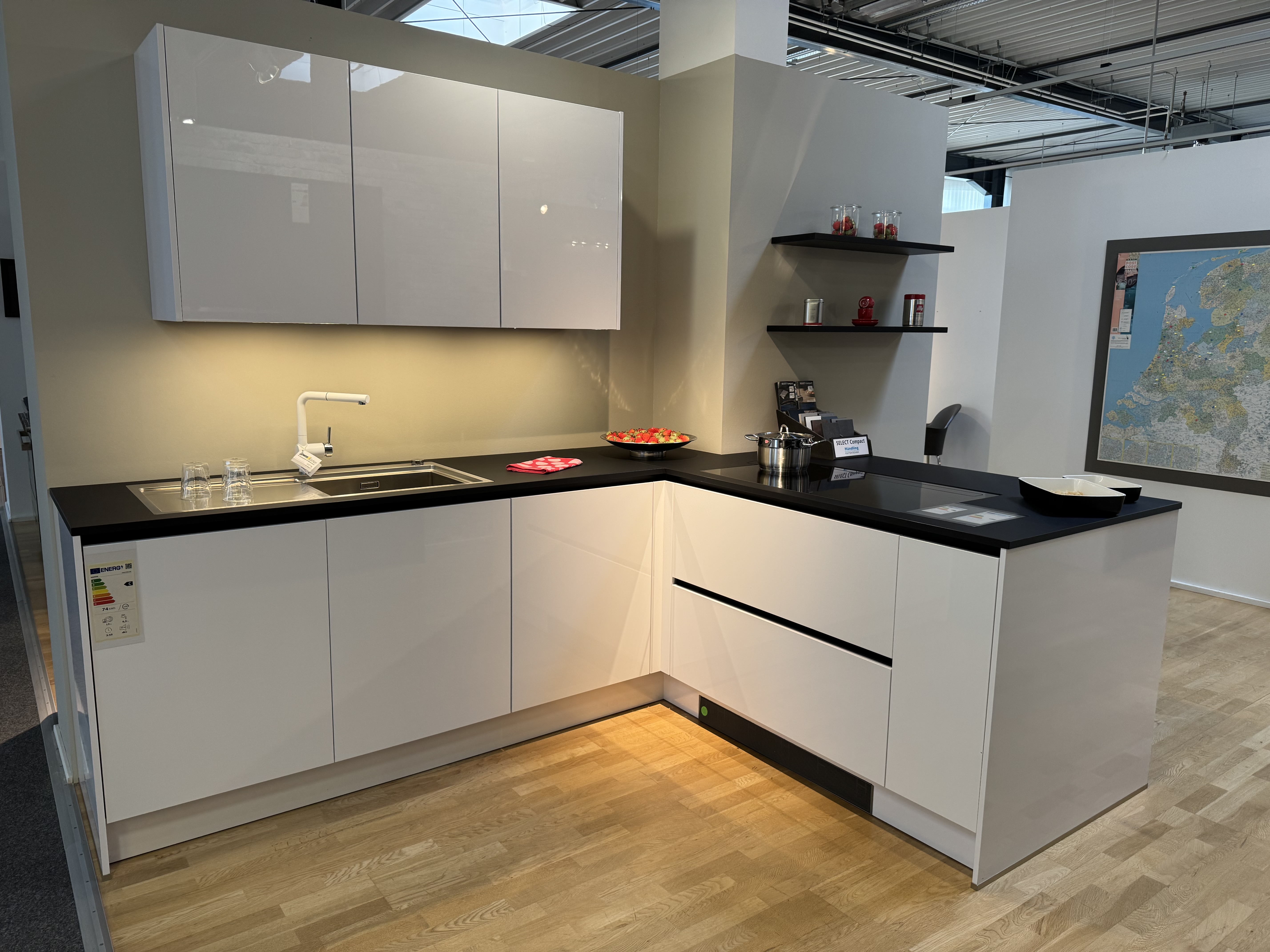 AV2030 GL Polarweis Hochglanz und AV2035 Schwarz Mattlack Weißer Hochglanz trifft schwarze Matt-Architektur