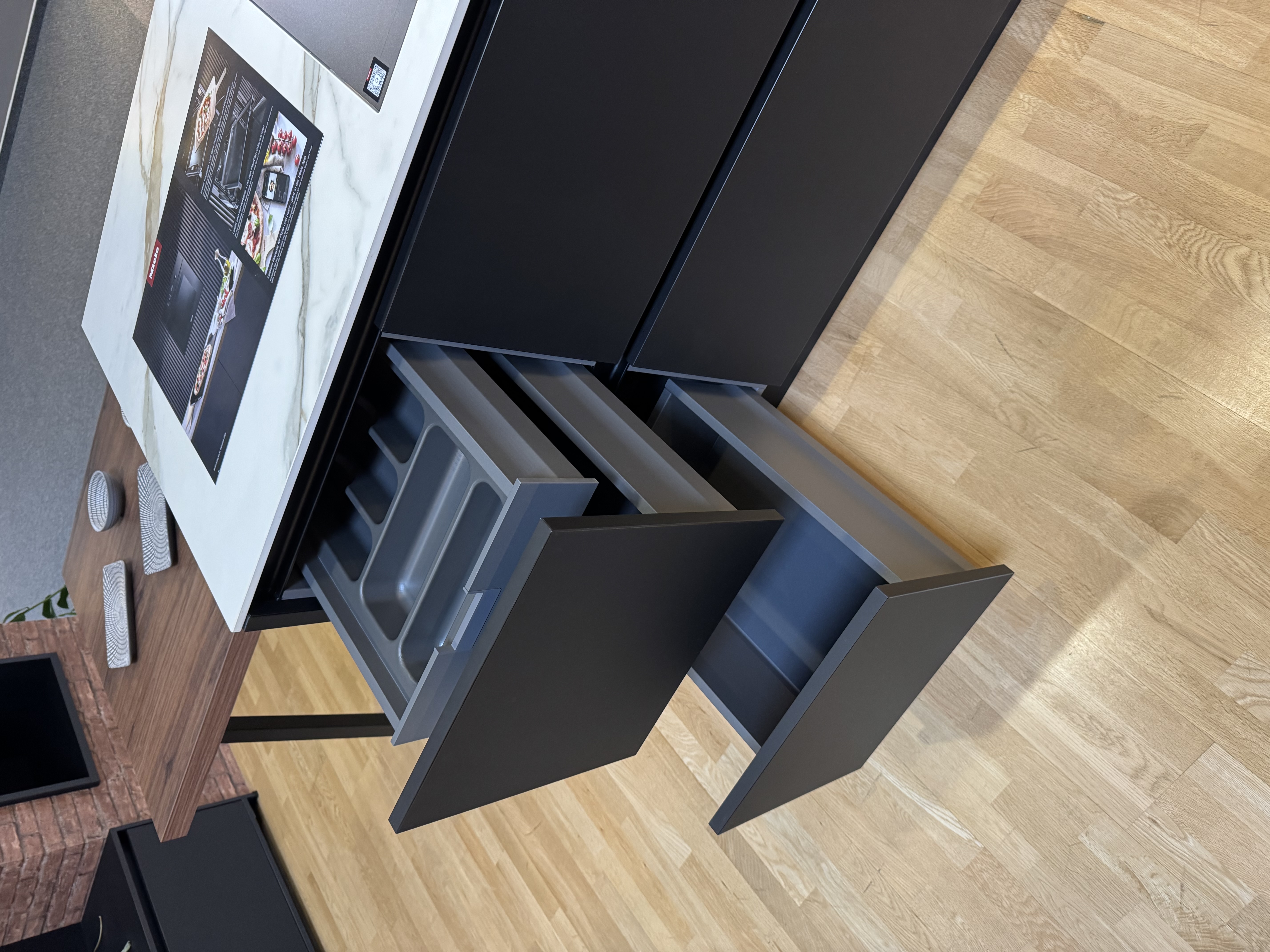 AV2135 GL Schwarz Matt Moderne Eleganz in Schwarz Matt