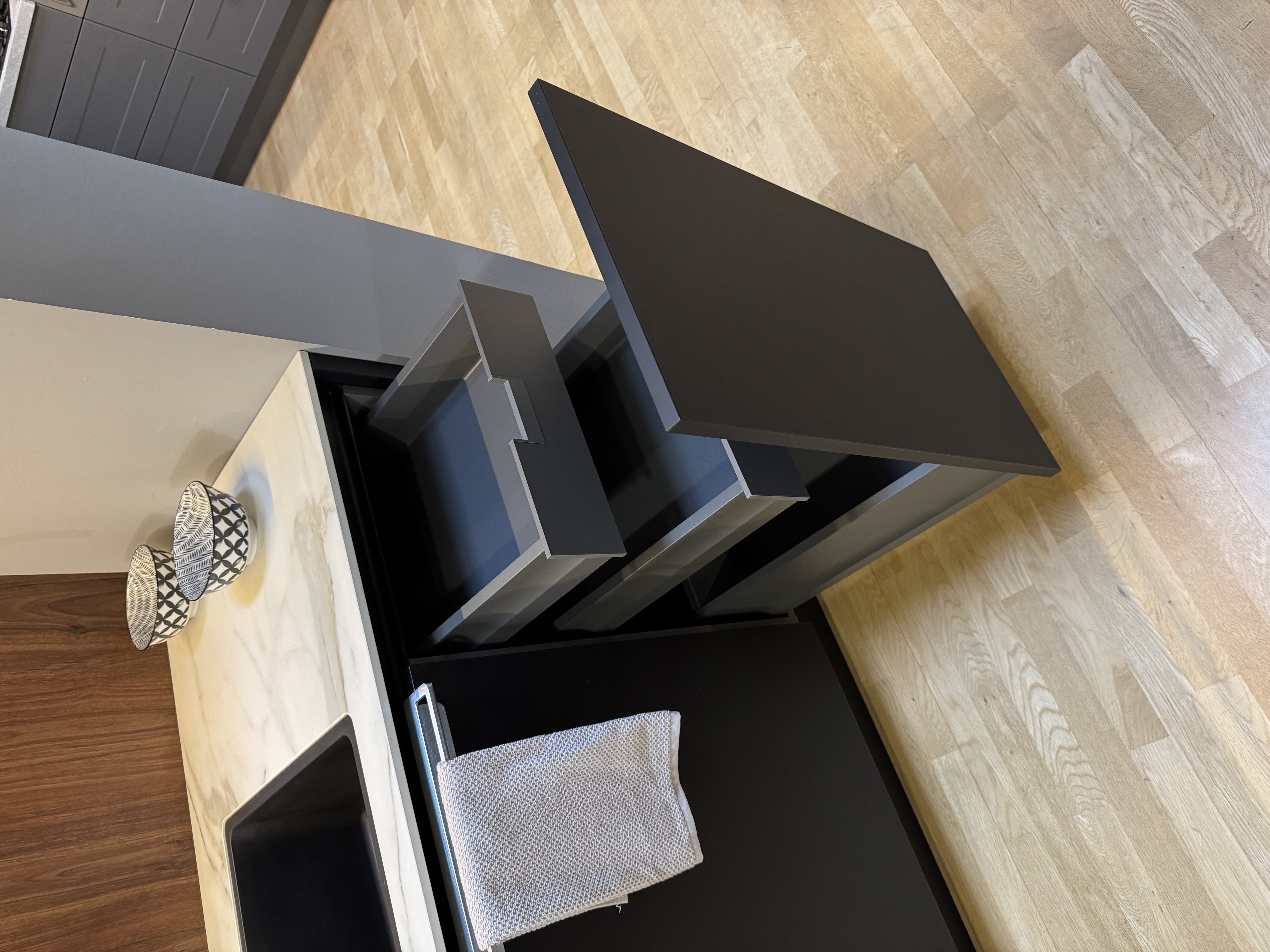 AV2135 GL Schwarz Matt Moderne Eleganz in Schwarz Matt