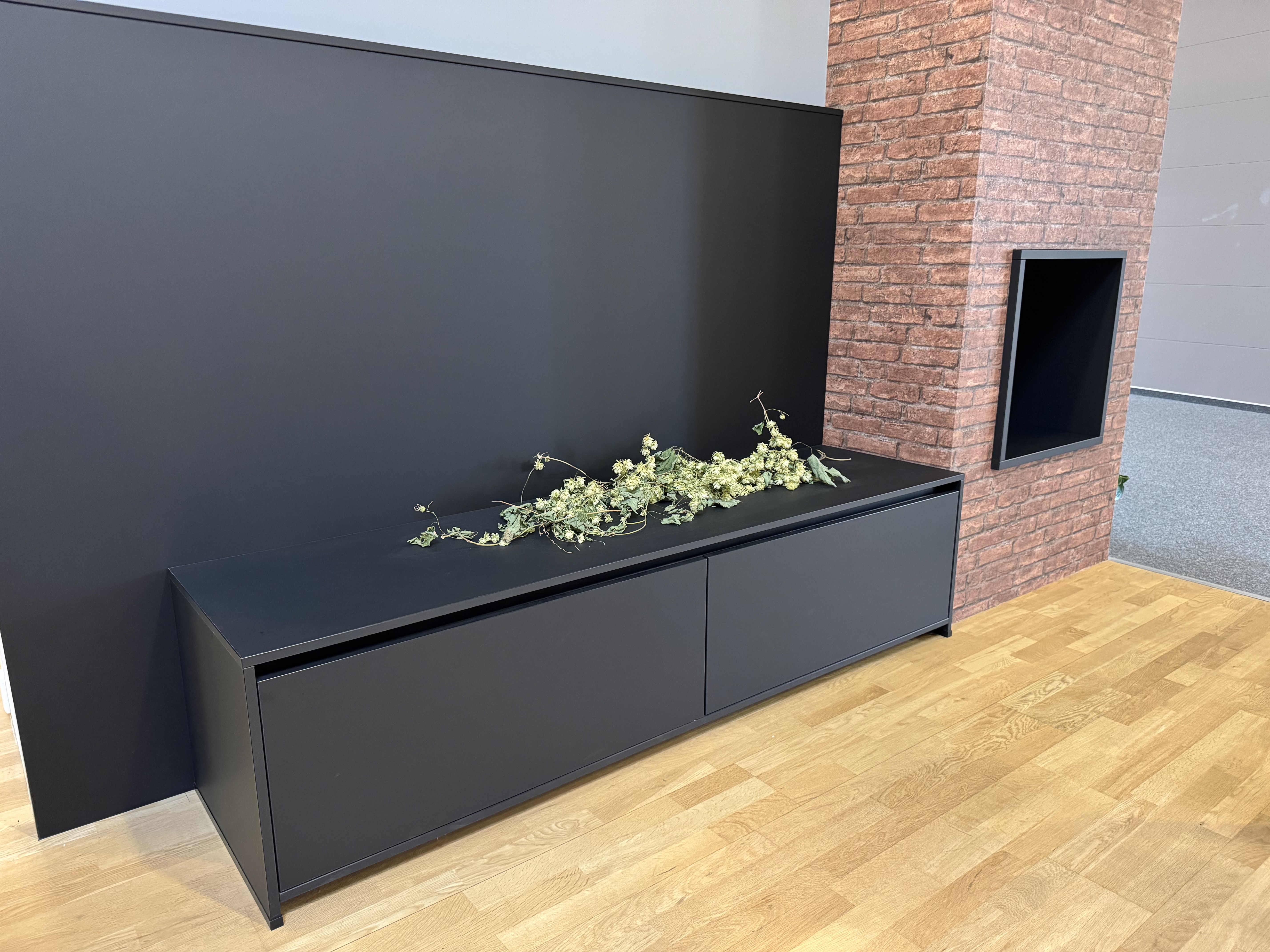 AV2135 GL Schwarz Matt Moderne Eleganz in Schwarz Matt