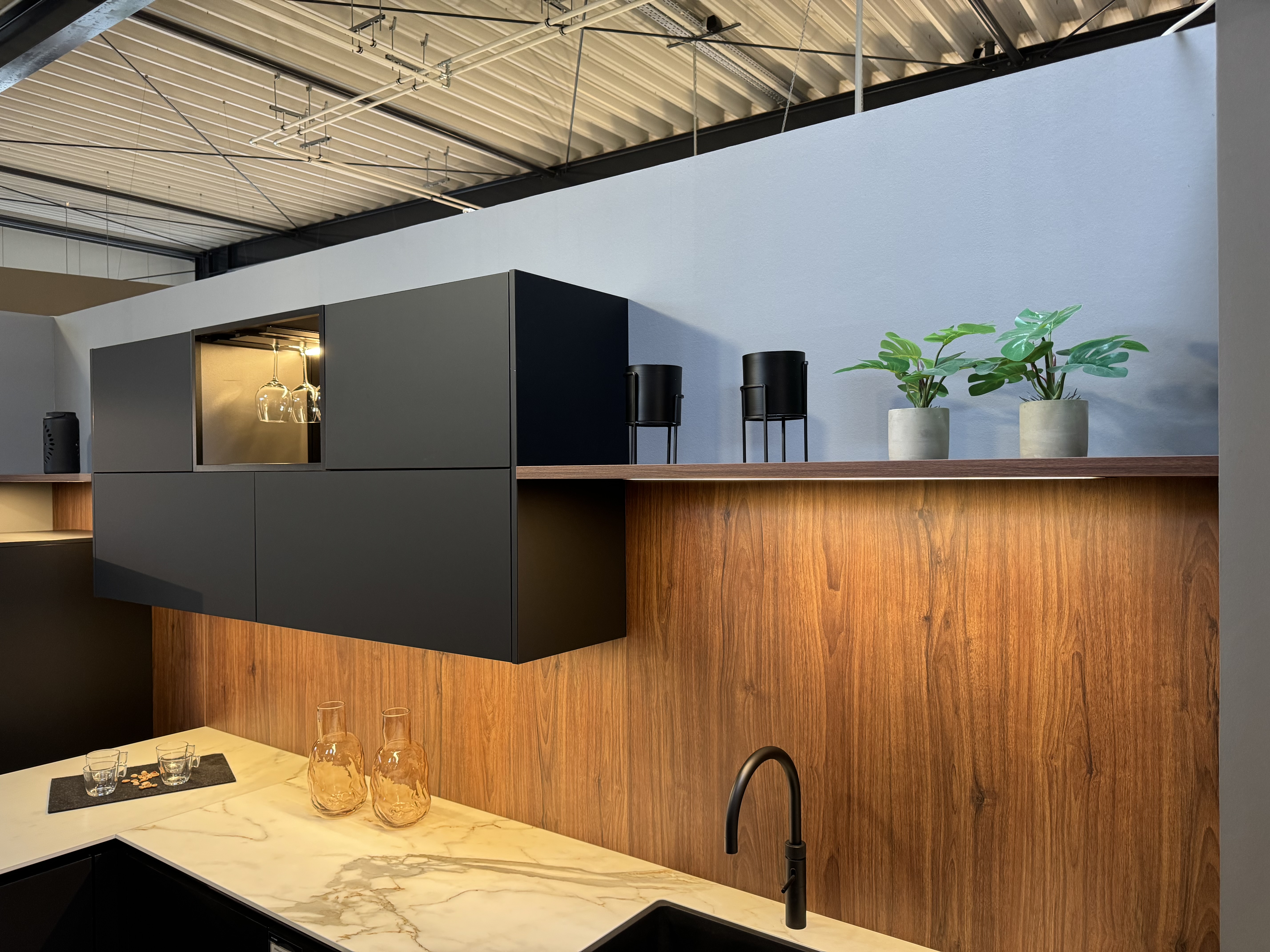 AV2135 GL Schwarz Matt Moderne Eleganz in Schwarz Matt