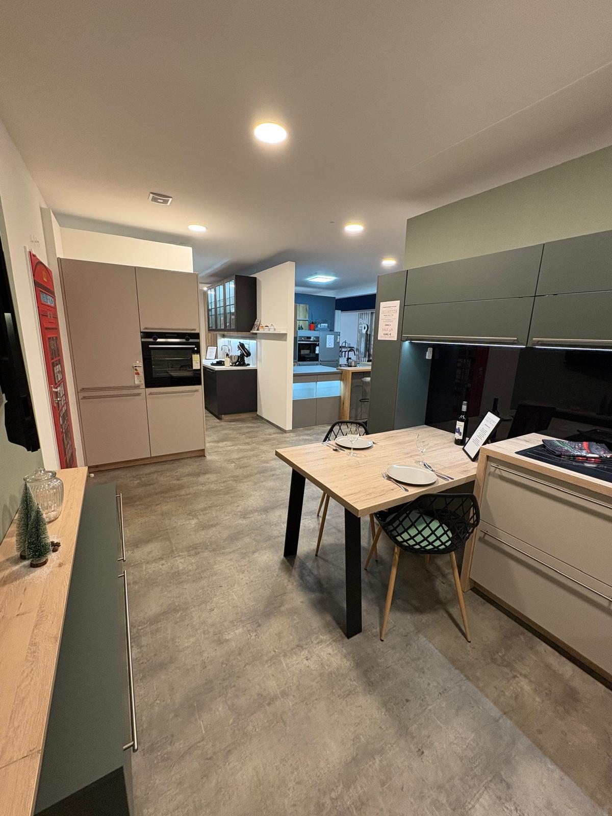 Moderne Brigitte-Küche Base/Ergo in Verde und Kaschmir