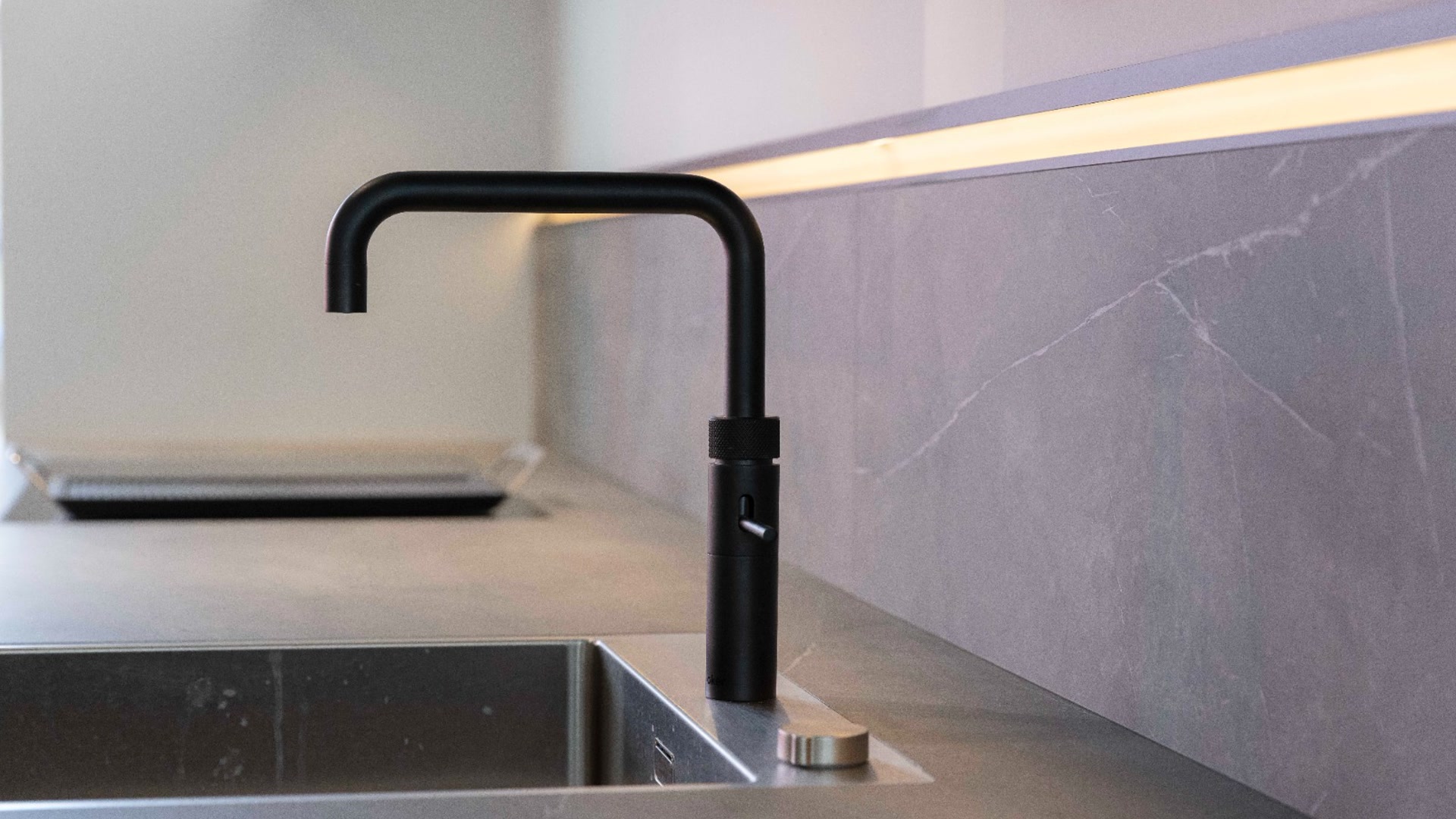 Elementa Systemat AV6000 Perfekt beleuchtete Küchen Art Küche in matt Lack GRIFFLOS