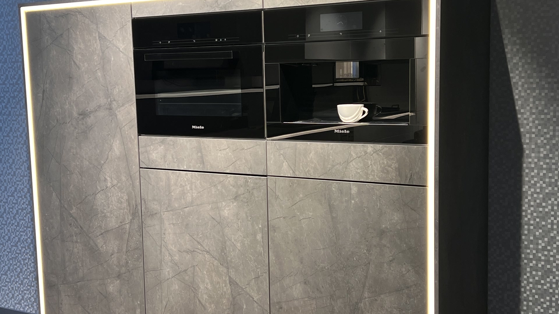 Elementa Systemat AV6000 Perfekt beleuchtete Küchen Art Küche in matt Lack GRIFFLOS